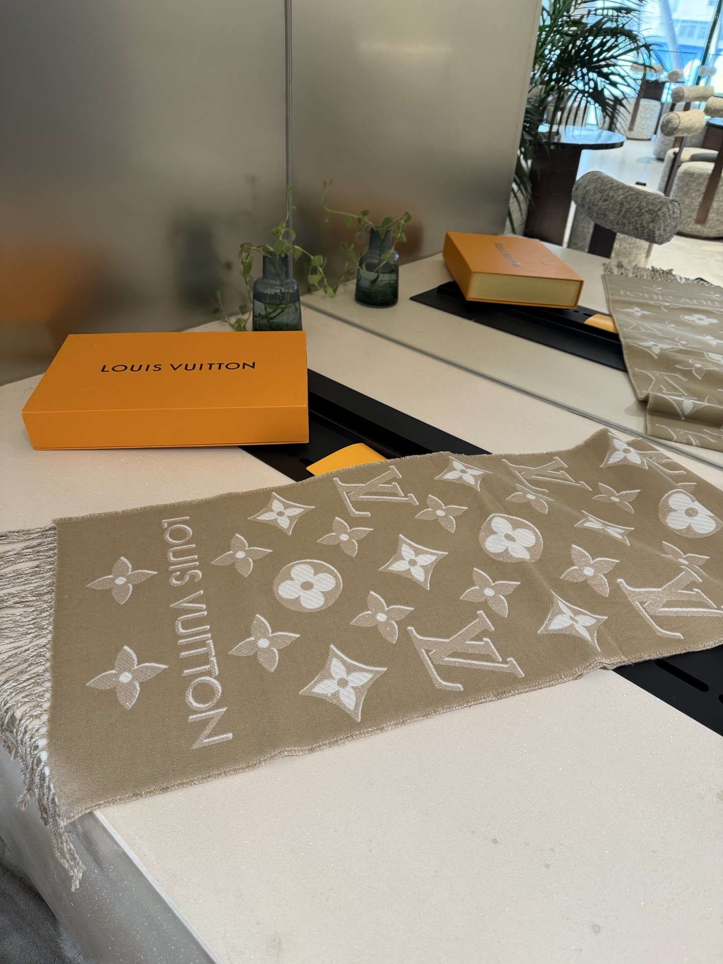 PLV驴家最新款围巾 经典图案再设计 妥妥的百搭款 ，炒鸡亮眼的logo设计 经典奶茶配色 真的不要太好