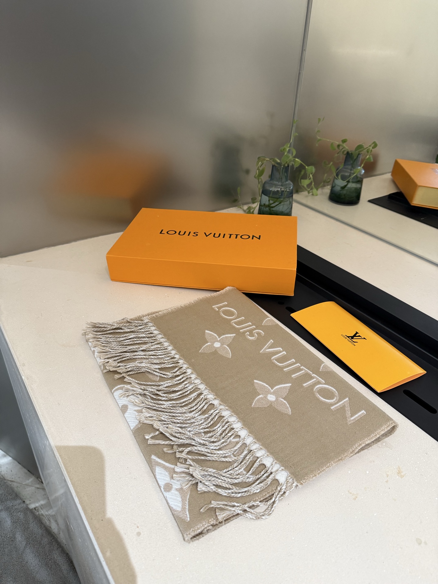 PLV驴家最新款围巾 经典图案再设计 妥妥的百搭款 ，炒鸡亮眼的logo设计 经典奶茶配色 真的不要太好