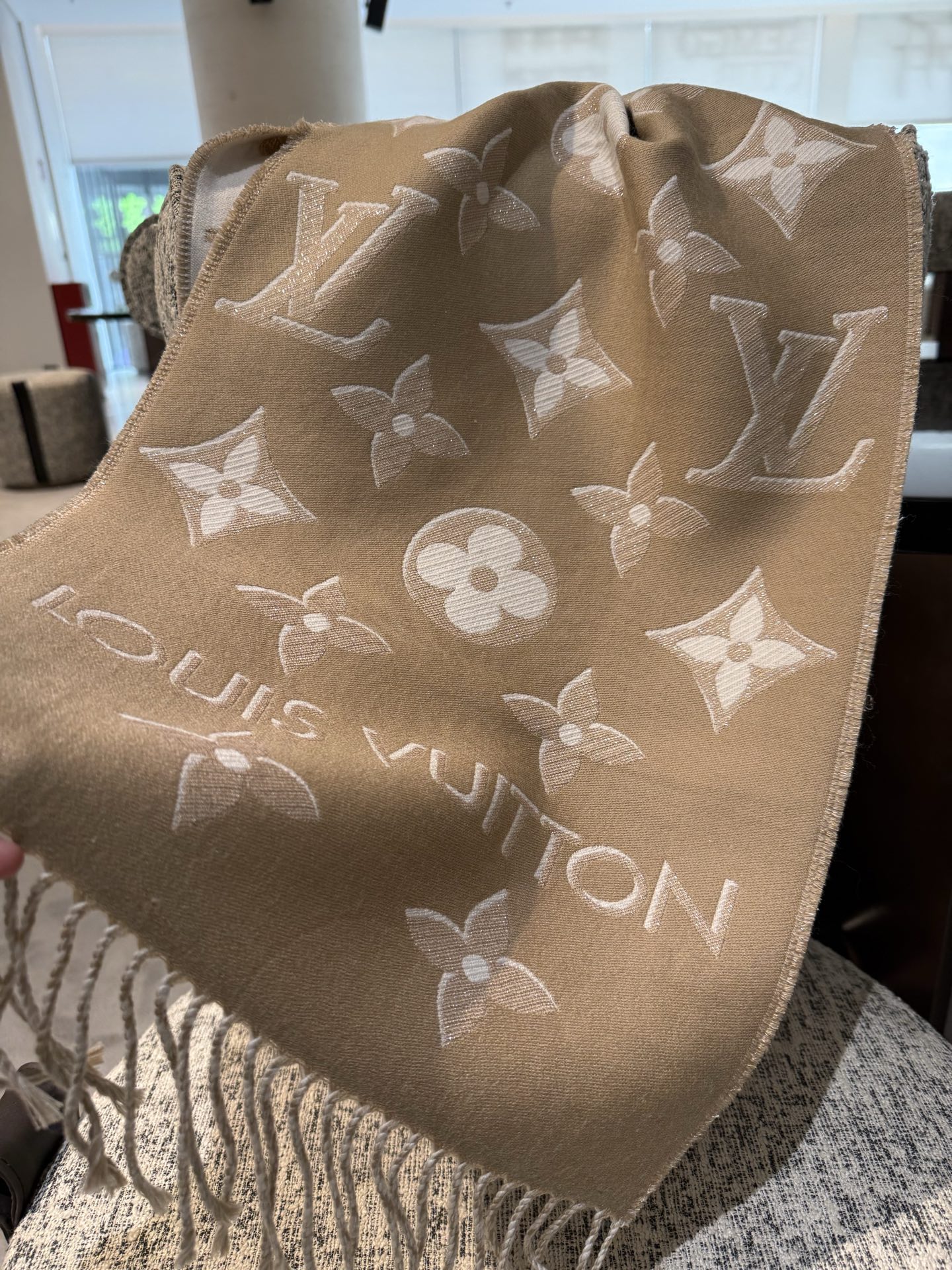 PLV驴家最新款围巾 经典图案再设计 妥妥的百搭款 ，炒鸡亮眼的logo设计 经典奶茶配色 真的不要太好