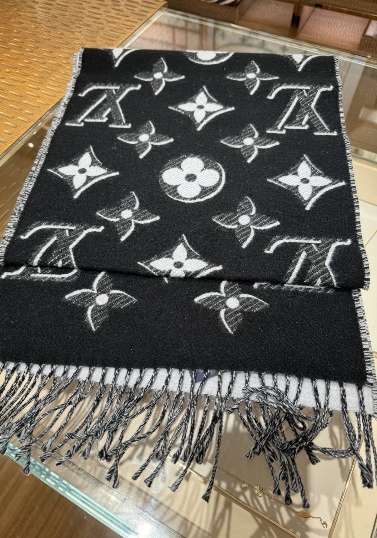 PLV驴家最新款围巾 经典图案再设计 妥妥的百搭款 ，炒鸡亮眼的logo设计 经典奶茶配色 真的不要太好