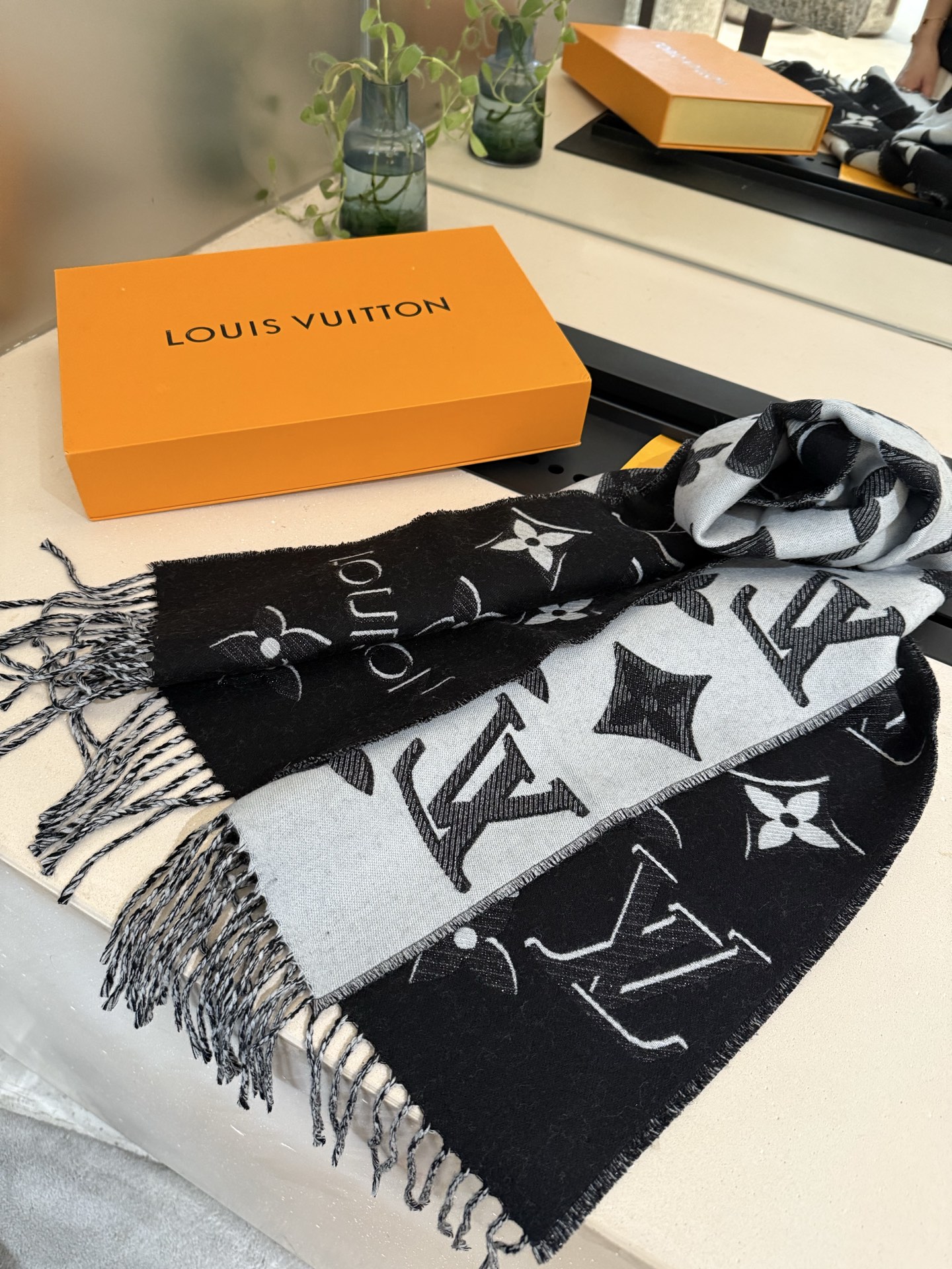 PLV驴家最新款围巾 经典图案再设计 妥妥的百搭款 ，炒鸡亮眼的logo设计 经典奶茶配色 真的不要太好