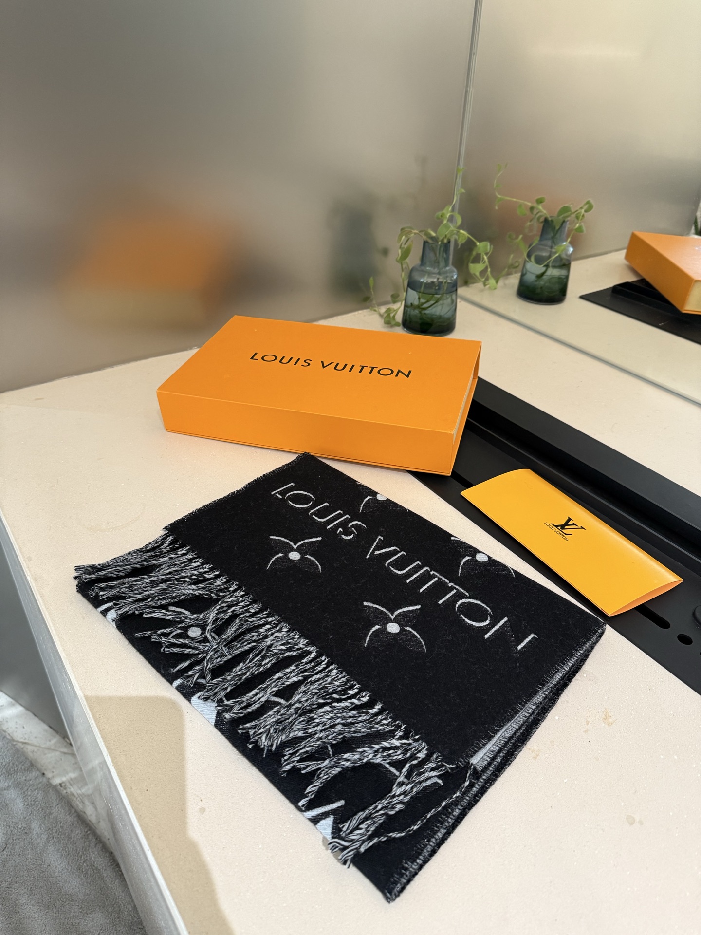 PLV驴家最新款围巾 经典图案再设计 妥妥的百搭款 ，炒鸡亮眼的logo设计 经典奶茶配色 真的不要太好