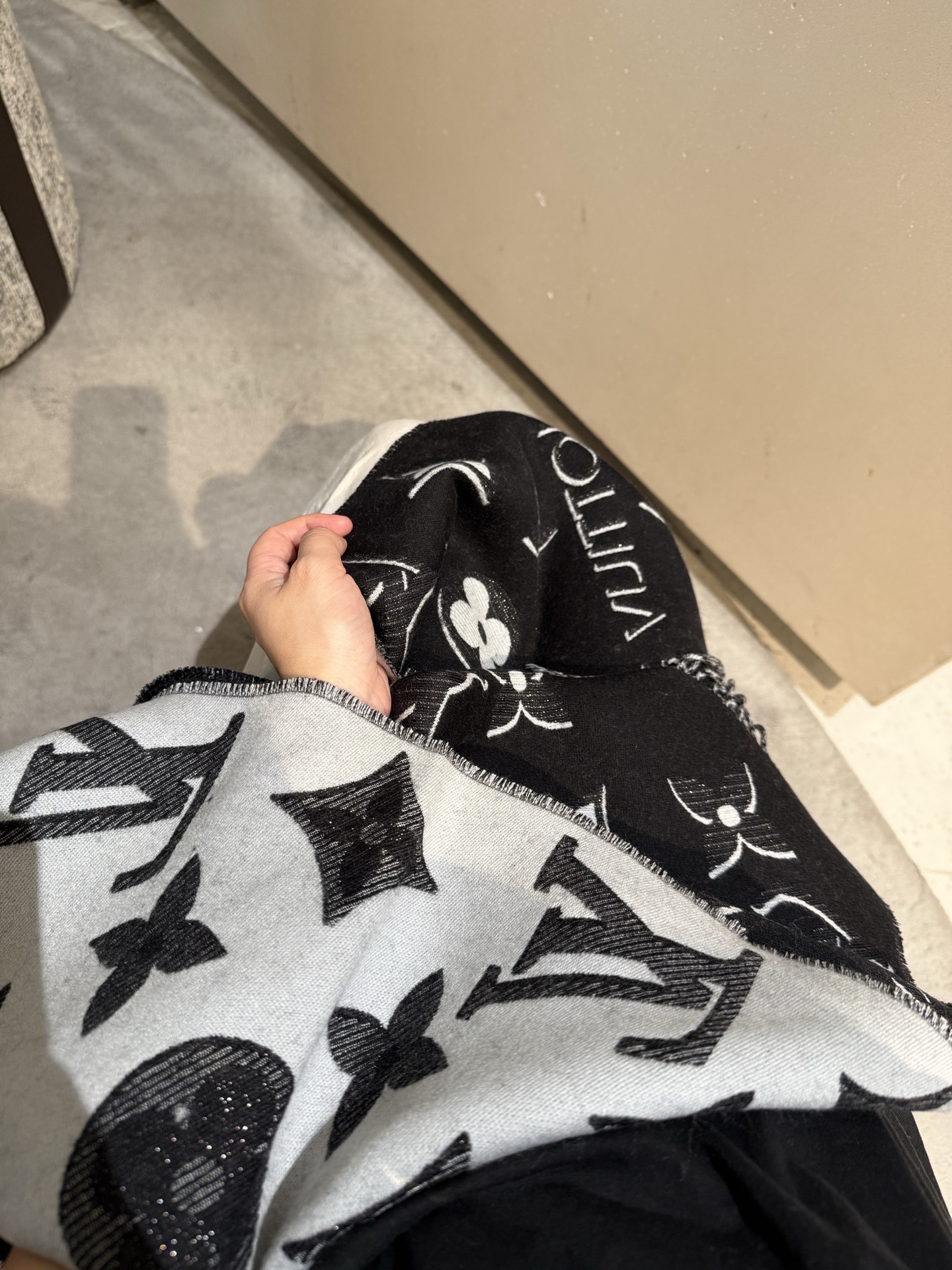 PLV驴家最新款围巾 经典图案再设计 妥妥的百搭款 ，炒鸡亮眼的logo设计 经典奶茶配色 真的不要太好