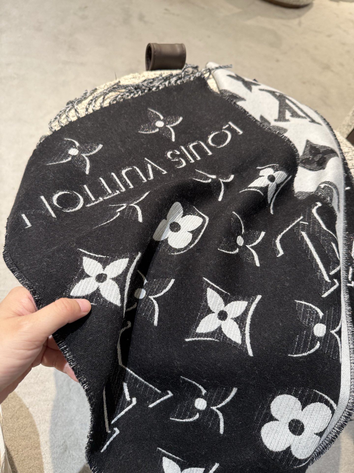 PLV驴家最新款围巾 经典图案再设计 妥妥的百搭款 ，炒鸡亮眼的logo设计 经典奶茶配色 真的不要太好