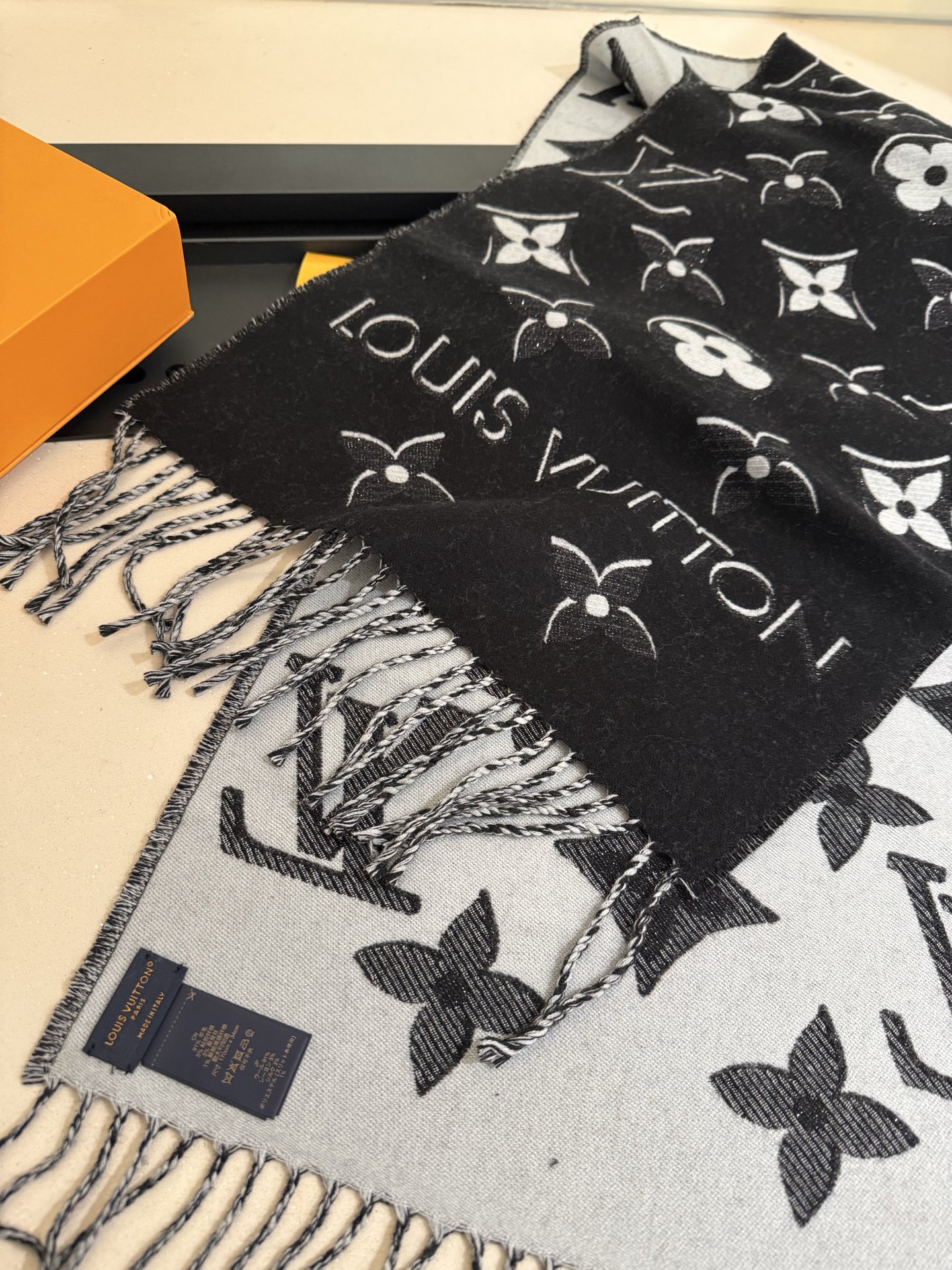 PLV驴家最新款围巾 经典图案再设计 妥妥的百搭款 ，炒鸡亮眼的logo设计 经典奶茶配色 真的不要太好