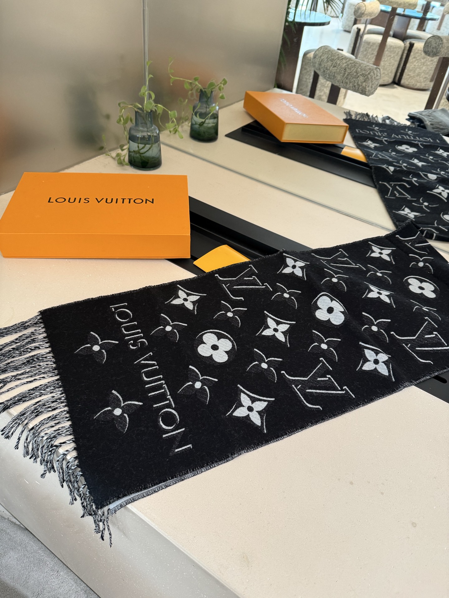 PLV驴家最新款围巾 经典图案再设计 妥妥的百搭款 ，炒鸡亮眼的logo设计 经典奶茶配色 真的不要太好