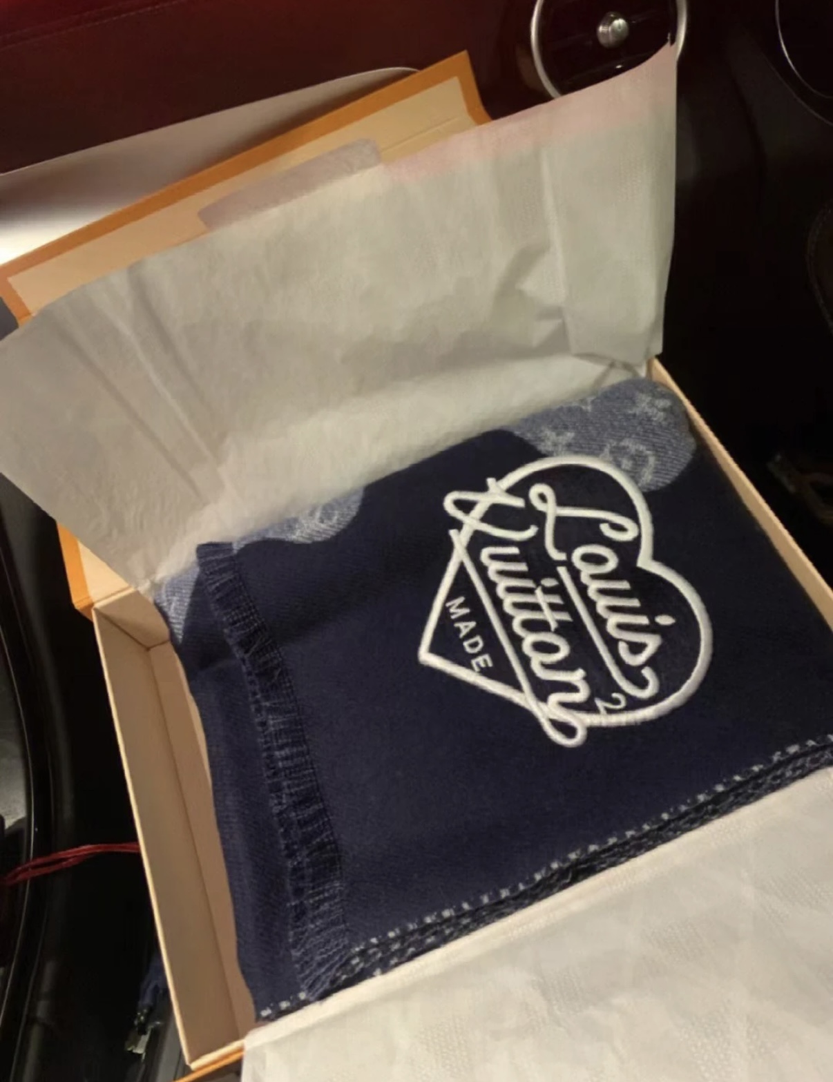 。lv最新款 他来啦他来啦，风靡全世界的Nigo联名款牛仔蓝围巾，男女同款，通用，男女围都好看，这款以水