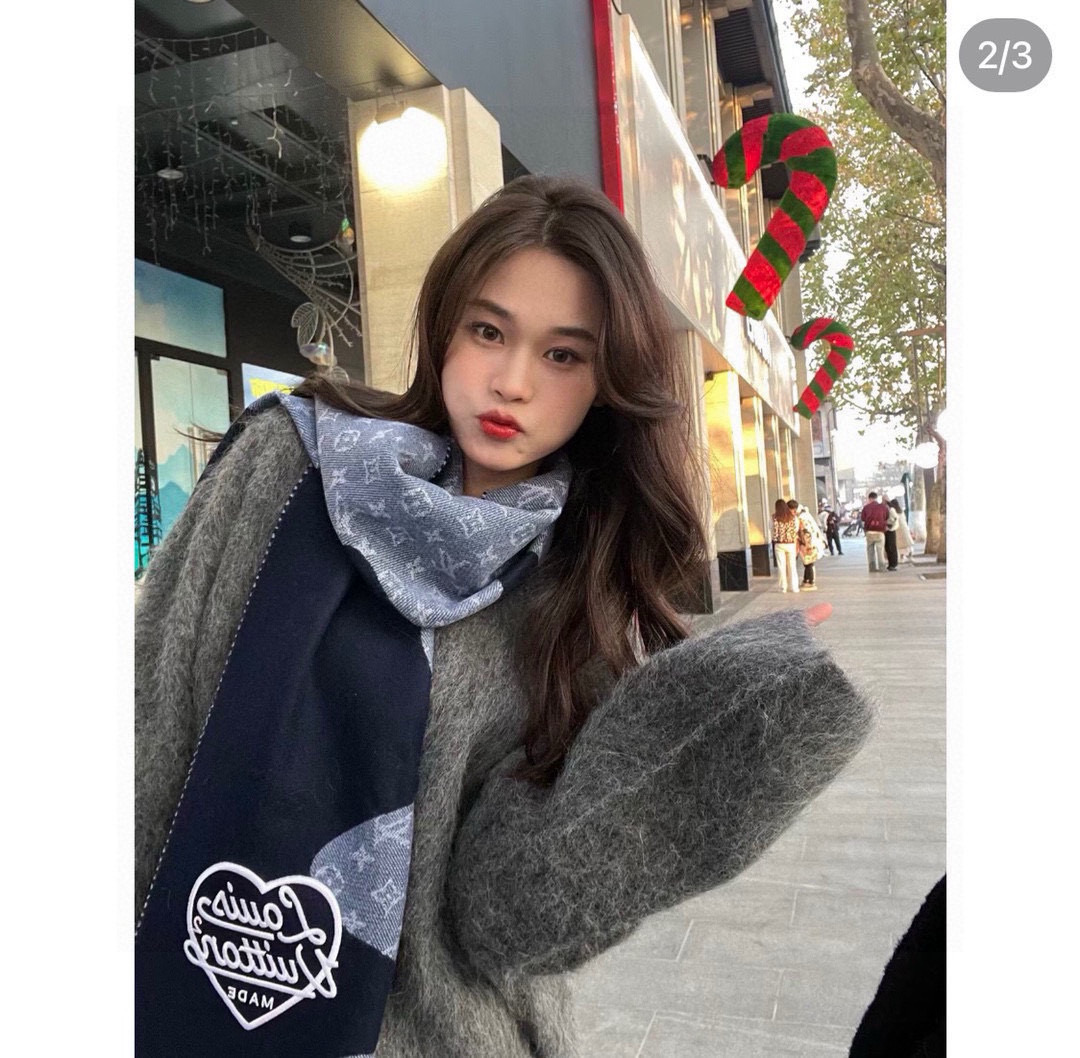 。lv最新款 他来啦他来啦，风靡全世界的Nigo联名款牛仔蓝围巾，男女同款，通用，男女围都好看，这款以水