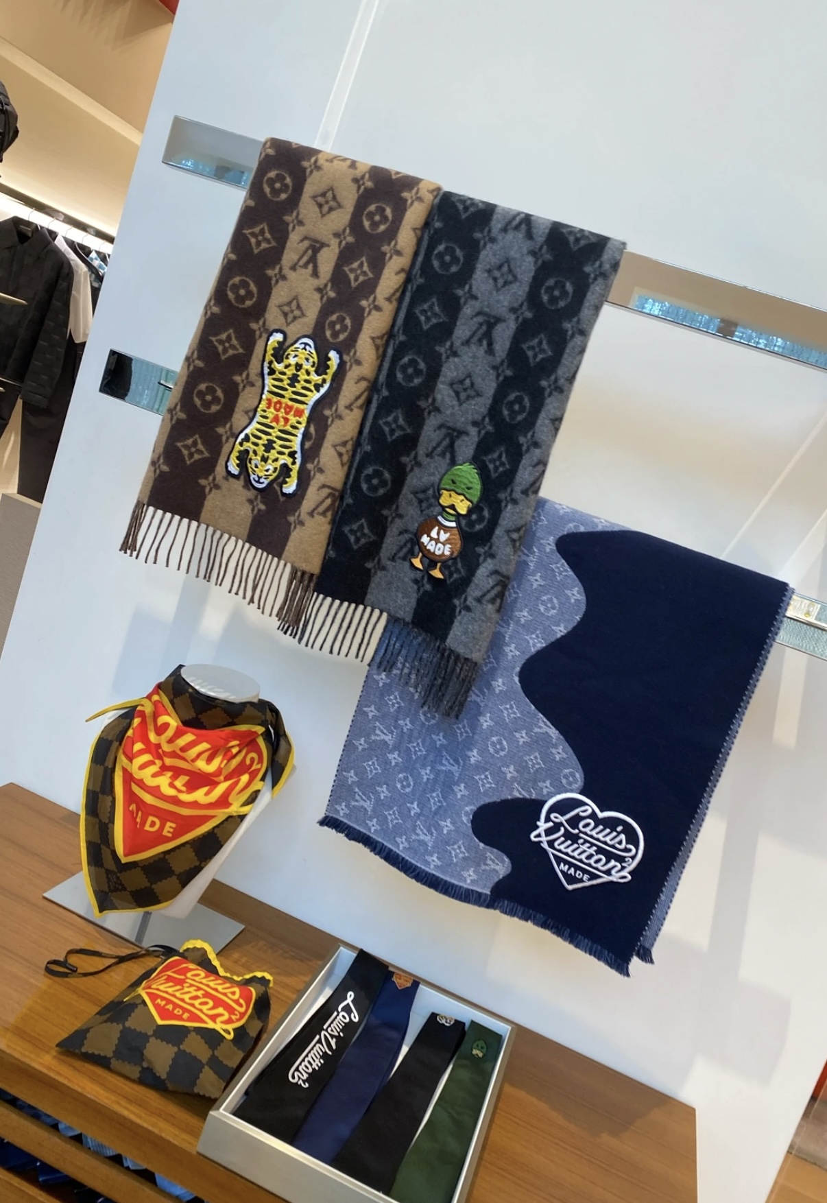 。lv最新款 他来啦他来啦，风靡全世界的Nigo联名款牛仔蓝围巾，男女同款，通用，男女围都好看，这款以水