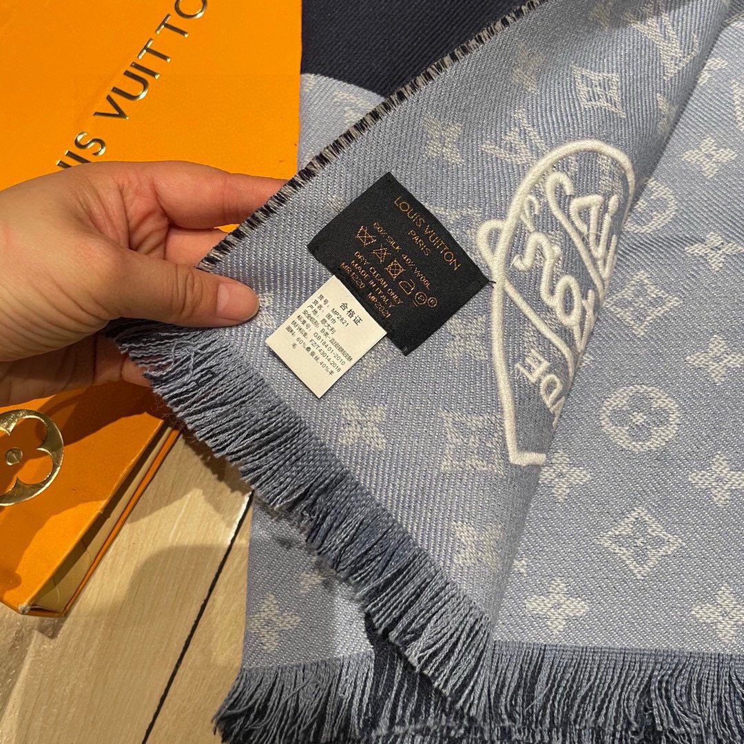 。lv最新款 他来啦他来啦，风靡全世界的Nigo联名款牛仔蓝围巾，男女同款，通用，男女围都好看，这款以水