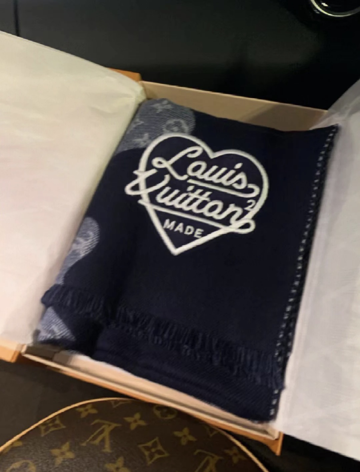 。lv最新款 他来啦他来啦，风靡全世界的Nigo联名款牛仔蓝围巾，男女同款，通用，男女围都好看，这款以水