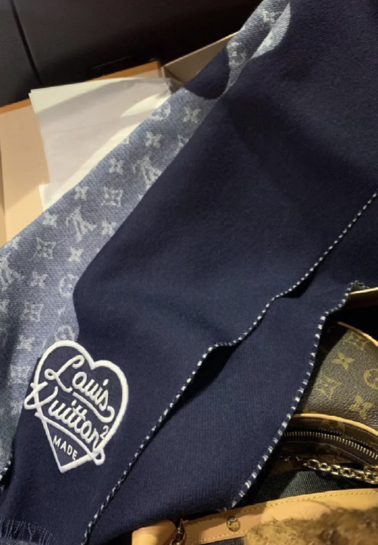 。lv最新款 他来啦他来啦，风靡全世界的Nigo联名款牛仔蓝围巾，男女同款，通用，男女围都好看，这款以水