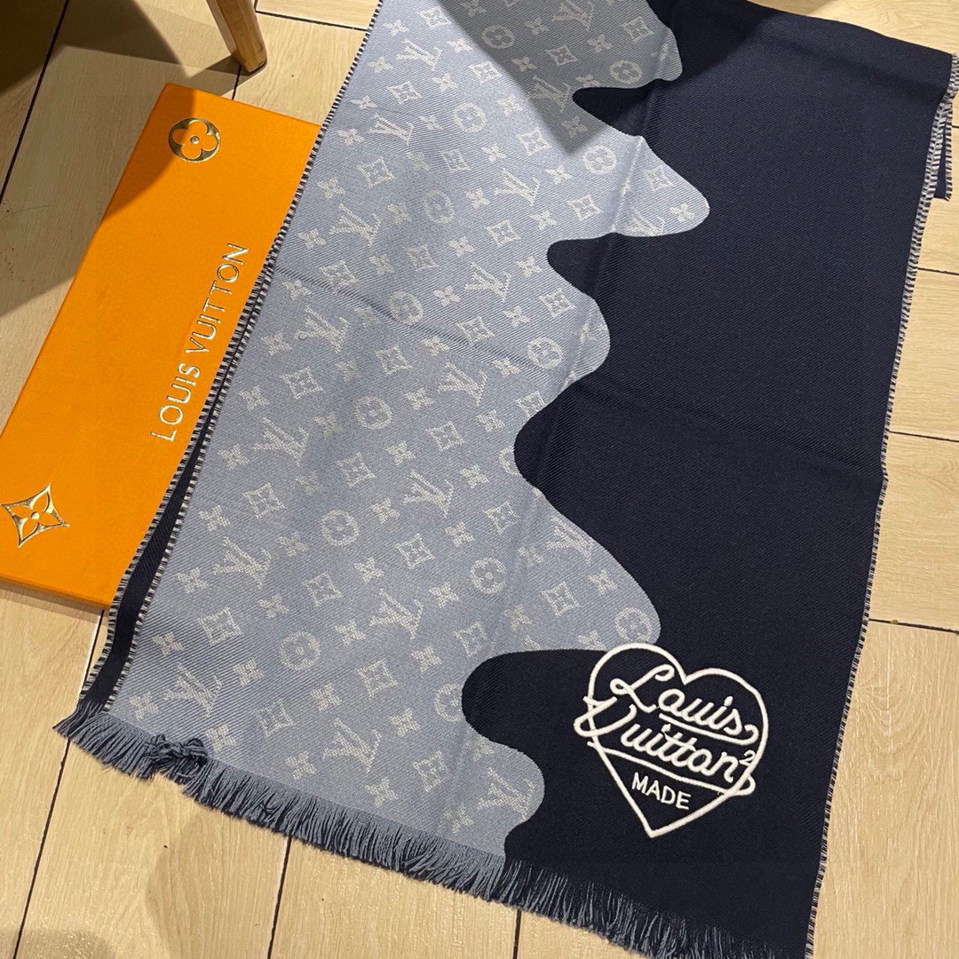 。lv最新款 他来啦他来啦，风靡全世界的Nigo联名款牛仔蓝围巾，男女同款，通用，男女围都好看，这款以水