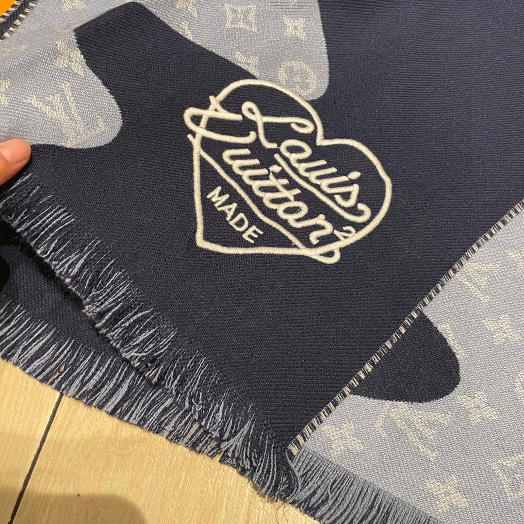 。lv最新款 他来啦他来啦，风靡全世界的Nigo联名款牛仔蓝围巾，男女同款，通用，男女围都好看，这款以水