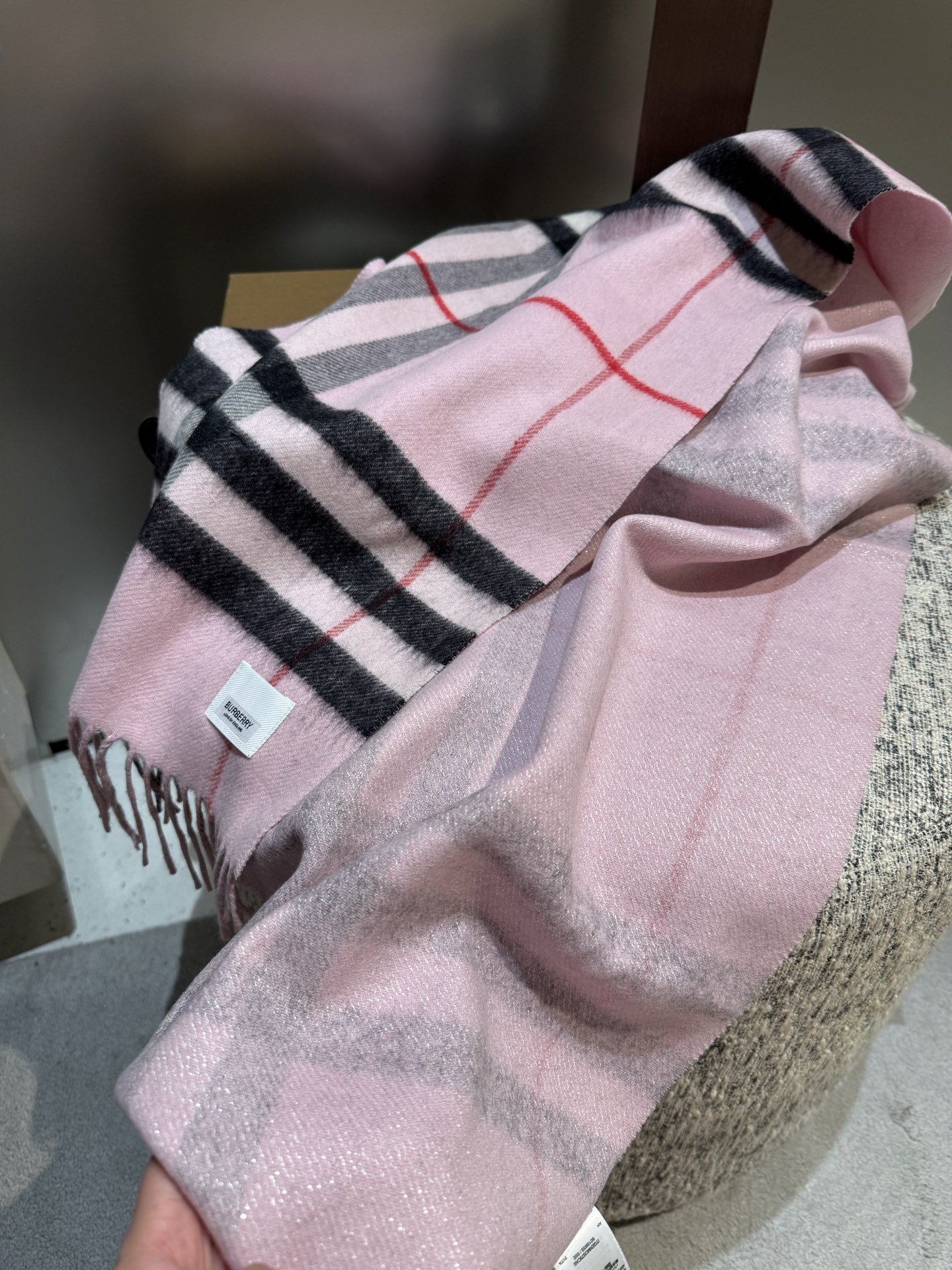 P重磅推荐⚠️【顶级外单】🎀✨火爆N年的经典格，时潮人都有好几条巴宝莉围巾放在衣橱，一条小小的围巾其作用