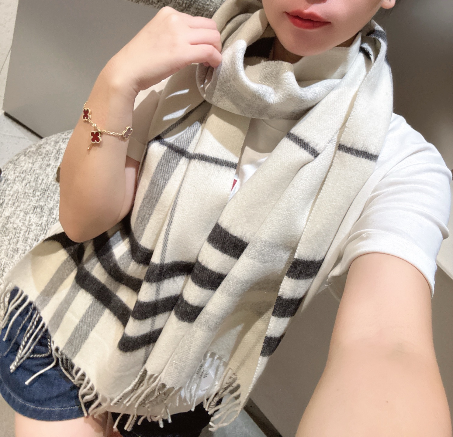 P重磅推荐⚠️【顶级外单】🎀✨火爆N年的经典格，时潮人都有好几条巴宝莉围巾放在衣橱，一条小小的围巾其作用