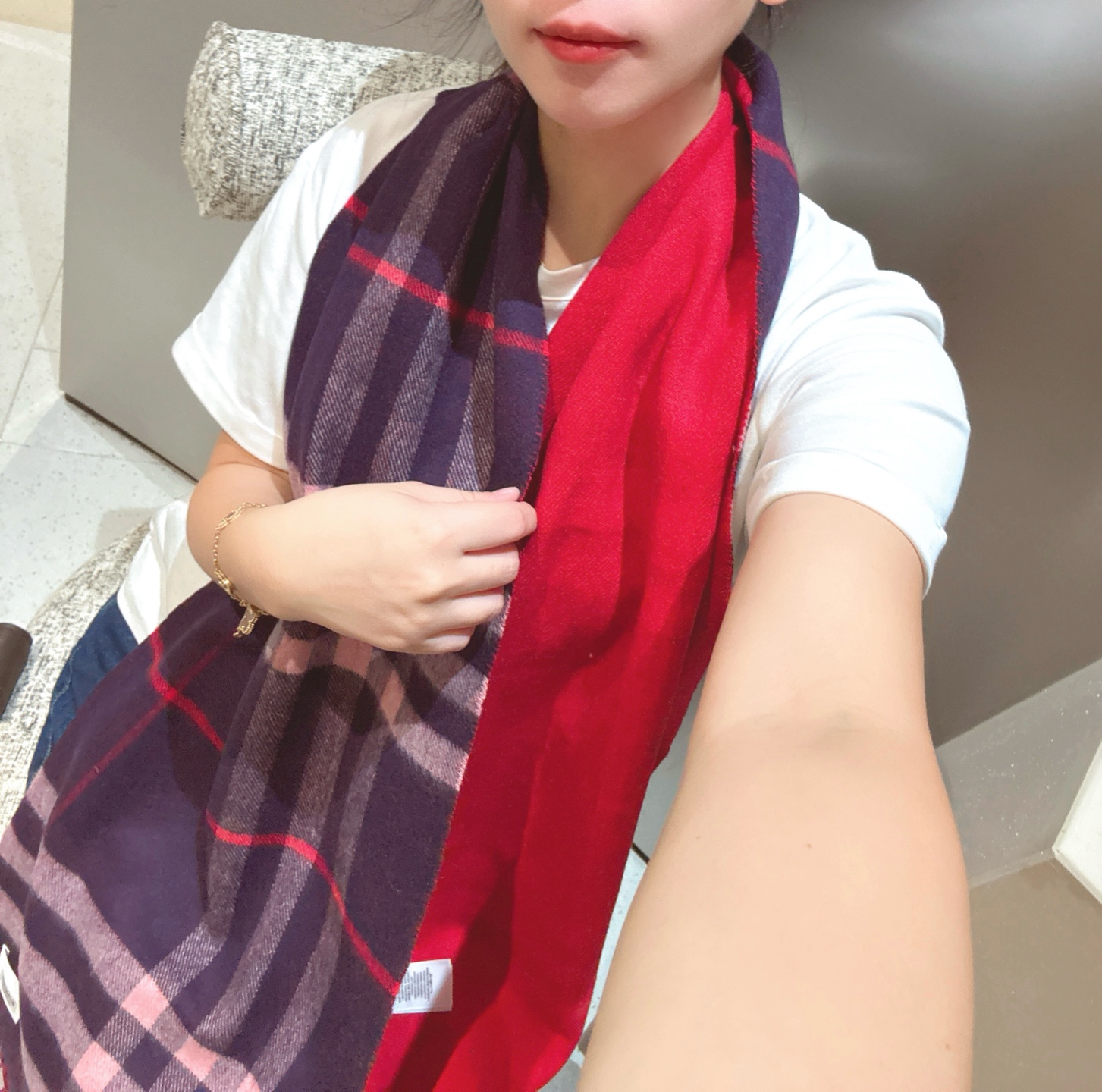 NO:581505,Highly Recommended [Top Foreign Order] This classic style has been popular for N years. Fashionable people have several Burberry scarves in their wardrobes. The role of a small scarf cannot be underestimated. It definitely plays the finishing touch to your outfit. Even if you don’t change clothes, changing to a Burberry scarf is enough to give you a completely new look.  Feeling. High-end quality, different folds can bring out different styles, the fabric is soft and comfortable, and it is suitable for all styles of intellectual ladies. It can be worn in air-conditioned rooms and shopping malls. It is full of style. 35*200cm high version scarf, high version scarf, burberry, burberry19860909重磅推荐【顶级外单】火爆N年的经典格,时潮人都有好几条巴宝莉围巾放在衣橱,一条小小的围巾其作用不可小视,它对于穿着绝对有画龙点睛的作用；即使不换衣服,换条burberry围巾就足够让你有焕然一新的感觉.高端品质,不同折叠可以带出不同款式,面料柔软舒适,知性名媛各种风格通吃款,空调房商场里都可以披着她,造型感十足.35*200cm高版本围巾,高版本围巾,burberry,burberry,scarf