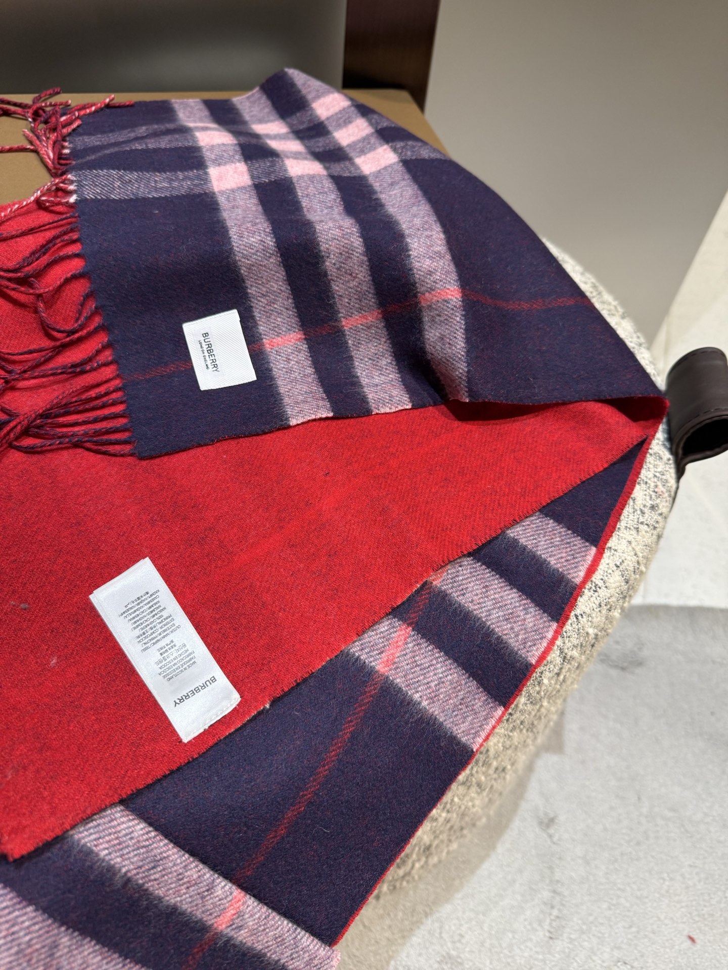 P重磅推荐⚠️【顶级外单】🎀✨火爆N年的经典格，时潮人都有好几条巴宝莉围巾放在衣橱，一条小小的围巾其作用