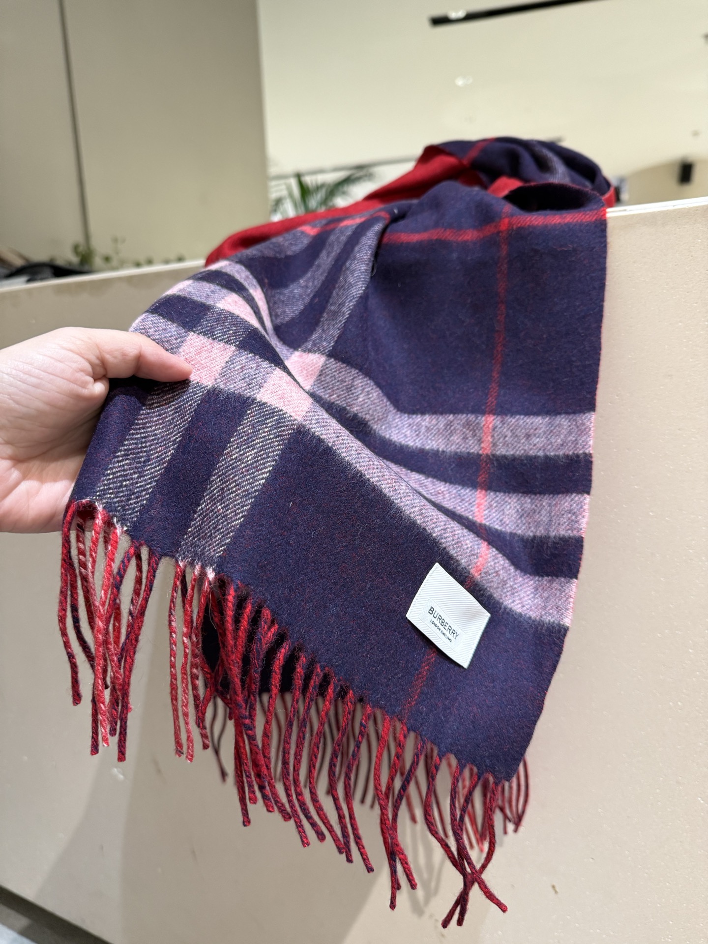 P重磅推荐⚠️【顶级外单】🎀✨火爆N年的经典格，时潮人都有好几条巴宝莉围巾放在衣橱，一条小小的围巾其作用