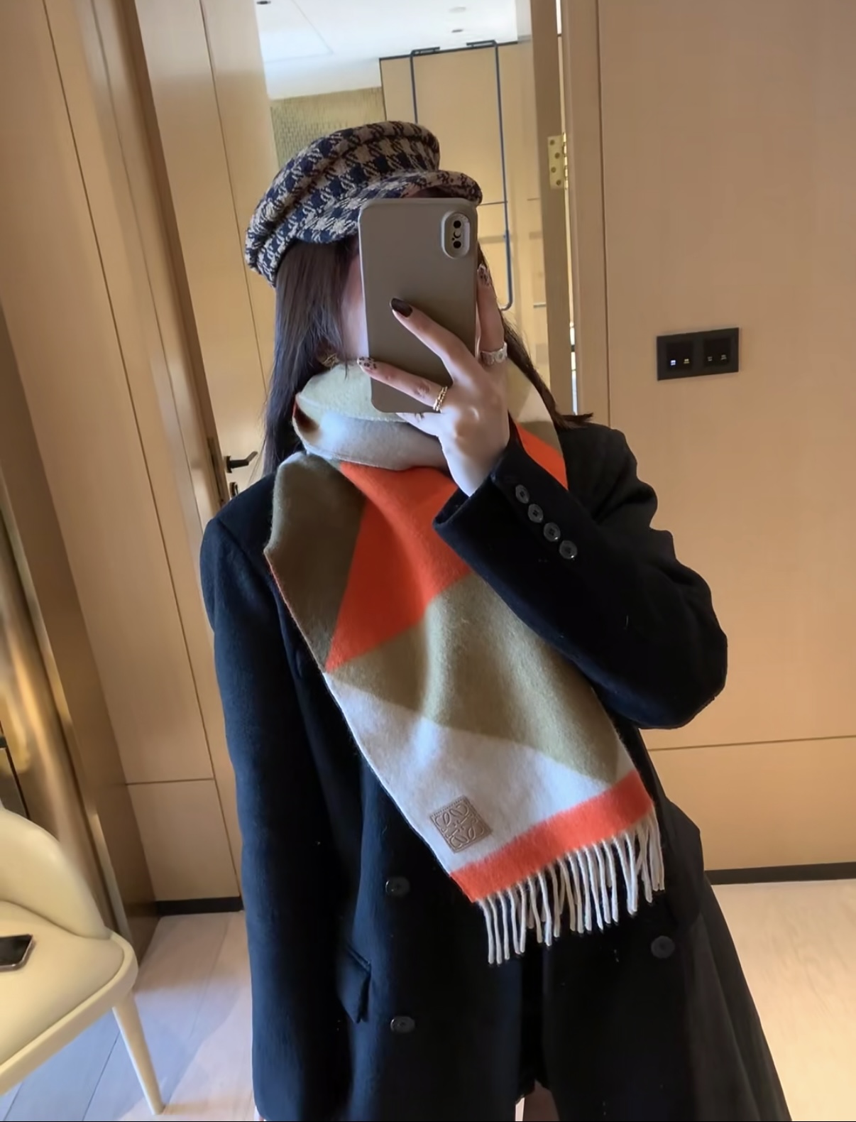 NO:581528,The new Loewe, I am very lucky to get this brand. It is really rare. I rarely place orders in China. The styles are really poor. As the top luxury brand in Spain, Loewe adheres to tradition, craftsmanship and enthusiasm, and exudes a unique Spanish aristocratic atmosphere! This model is customized for the windows of the Barcelona counter! The overall composition of the scarf is their brand’s most classic LOGO style design. The size is 45*190cm! high version scarf,high version scarf,loewe19860909新款罗意威,很幸運拿到這個品牌的東西,真的不多見,很少在國內做訂單,款式真的少的可怜羅意威作為西班牙的頂尖奢侈品牌,秉承傳統,技藝,熱誠,散髮獨特的西班牙貴族氣息！本款為巴塞羅納專櫃的櫥窗定制款！围巾整体构图为他们品牌最经典的LOGO风格设计.尺寸45*190cm！高版本围巾,高版本围巾,loewe,scarf