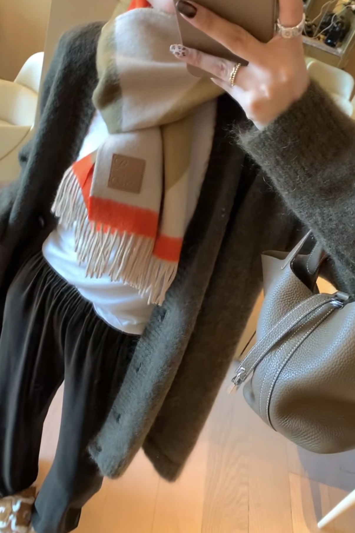 。新款罗意威，很幸運拿到這個品牌的東西，真的不多見，很少在國內做訂單，款式真的少的可怜❗️❗️❗️羅意威