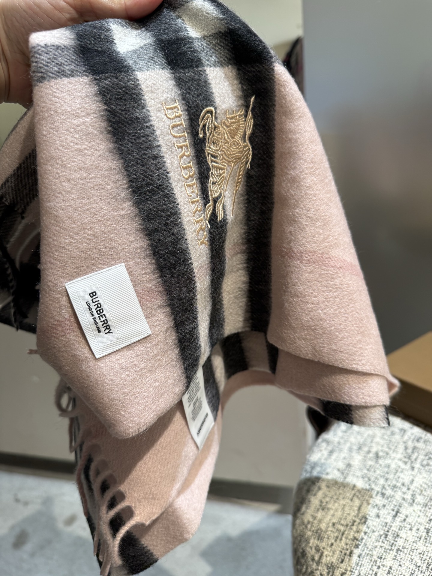 。巴宝莉 新款👏👏超级有品百搭的款，。绝对质量好到爆的超值❗️最新出口🇬🇧男女羊绒围巾.手感细腻度非常好