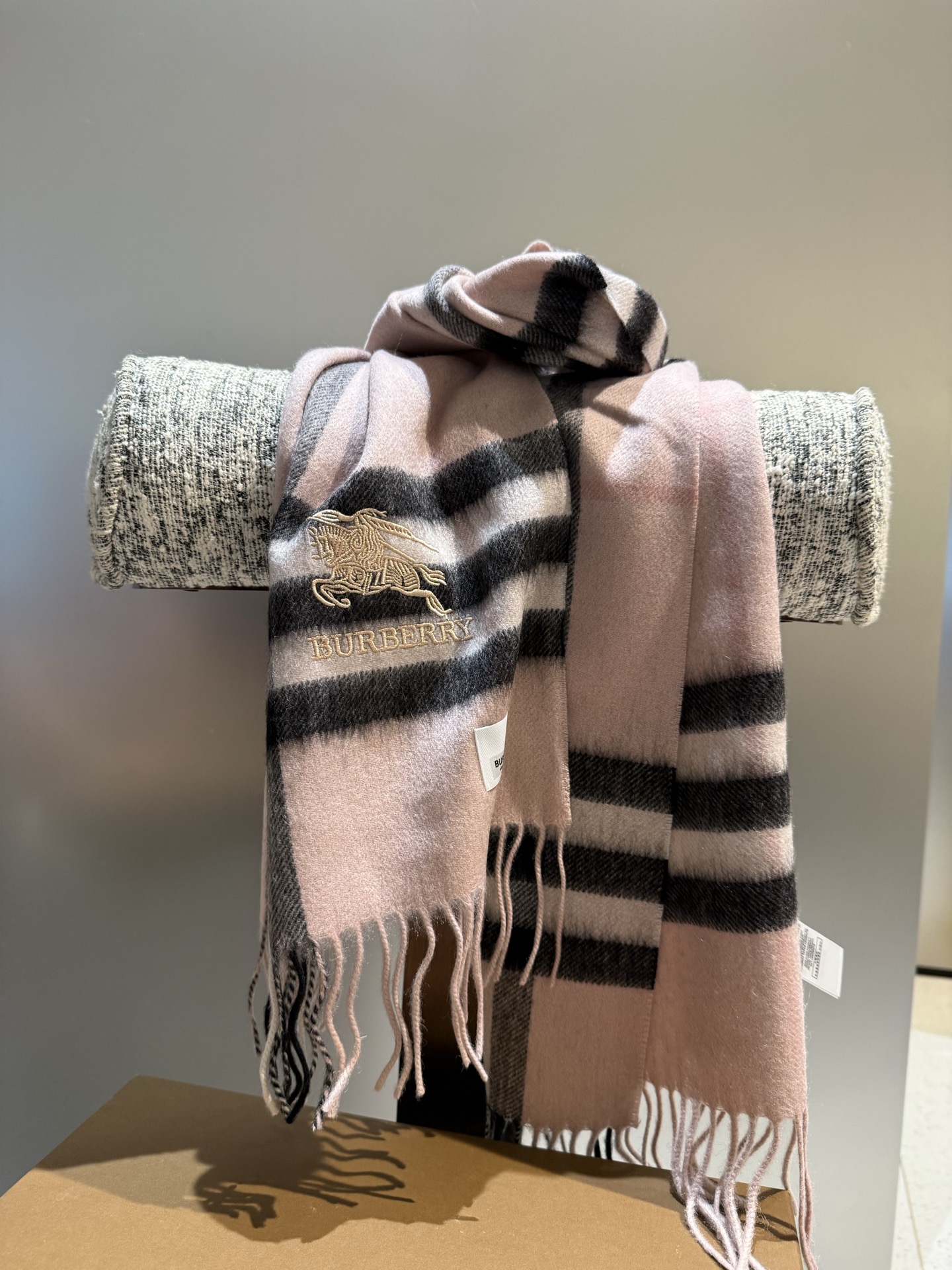 。巴宝莉 新款👏👏超级有品百搭的款，。绝对质量好到爆的超值❗️最新出口🇬🇧男女羊绒围巾.手感细腻度非常好