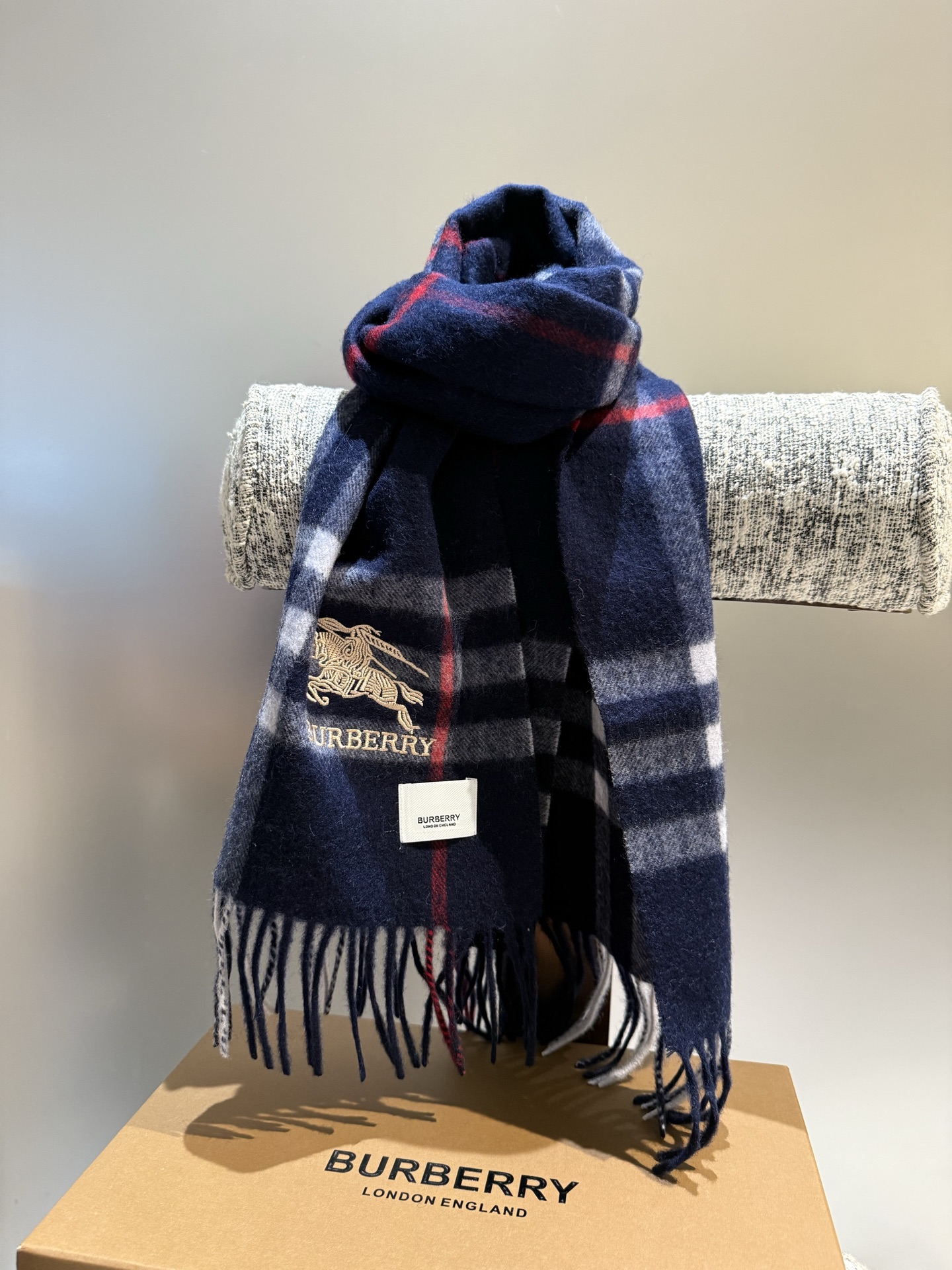 。巴宝莉 新款👏👏超级有品百搭的款，。绝对质量好到爆的超值❗️最新出口🇬🇧男女羊绒围巾.手感细腻度非常好