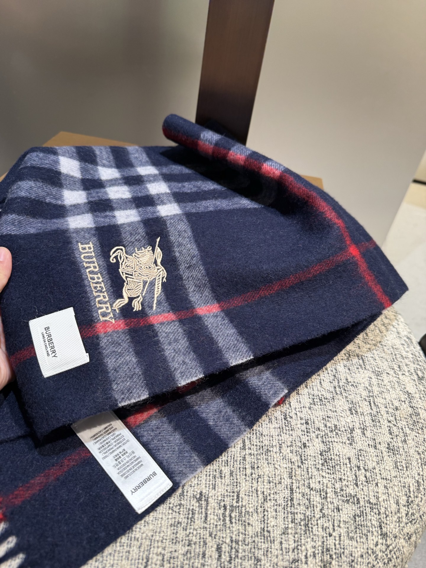 。巴宝莉 新款👏👏超级有品百搭的款，。绝对质量好到爆的超值❗️最新出口🇬🇧男女羊绒围巾.手感细腻度非常好