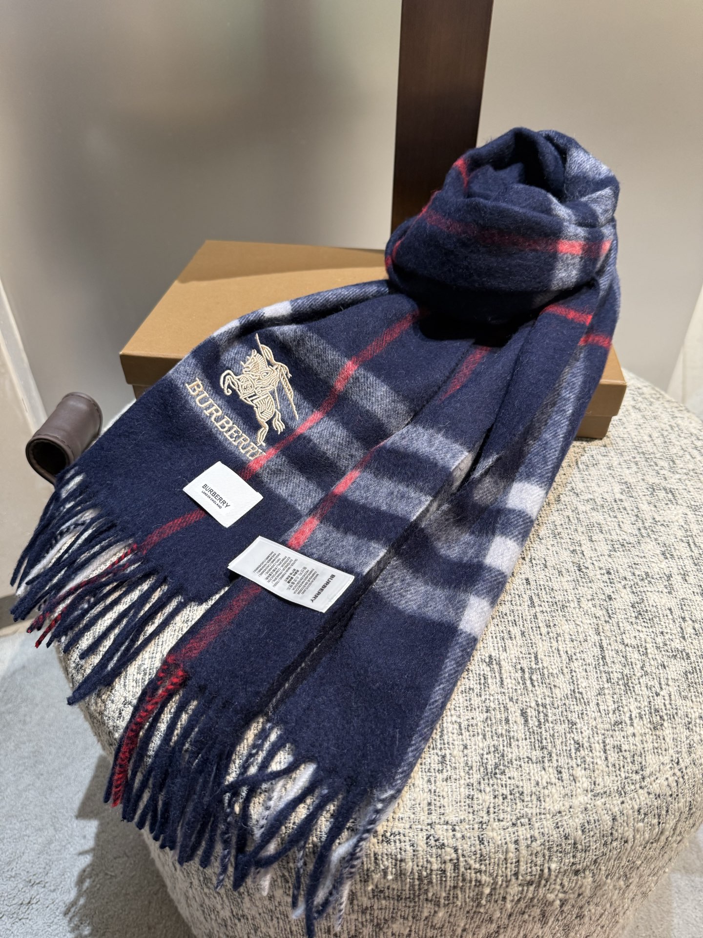 。巴宝莉 新款👏👏超级有品百搭的款，。绝对质量好到爆的超值❗️最新出口🇬🇧男女羊绒围巾.手感细腻度非常好