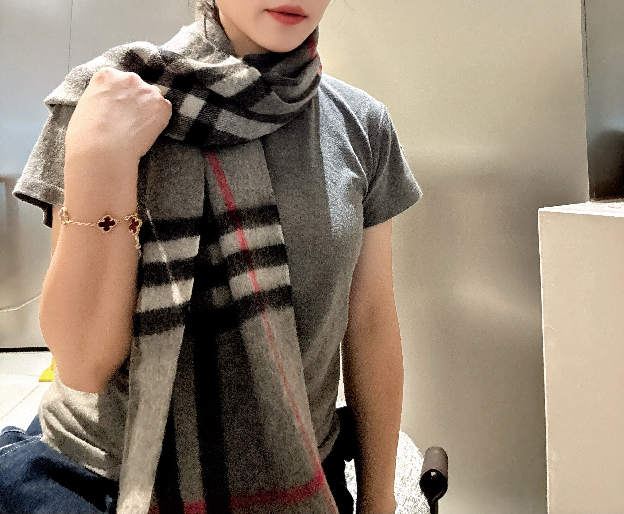 。巴宝莉 新款👏👏超级有品百搭的款，。绝对质量好到爆的超值❗️最新出口🇬🇧男女羊绒围巾.手感细腻度非常好