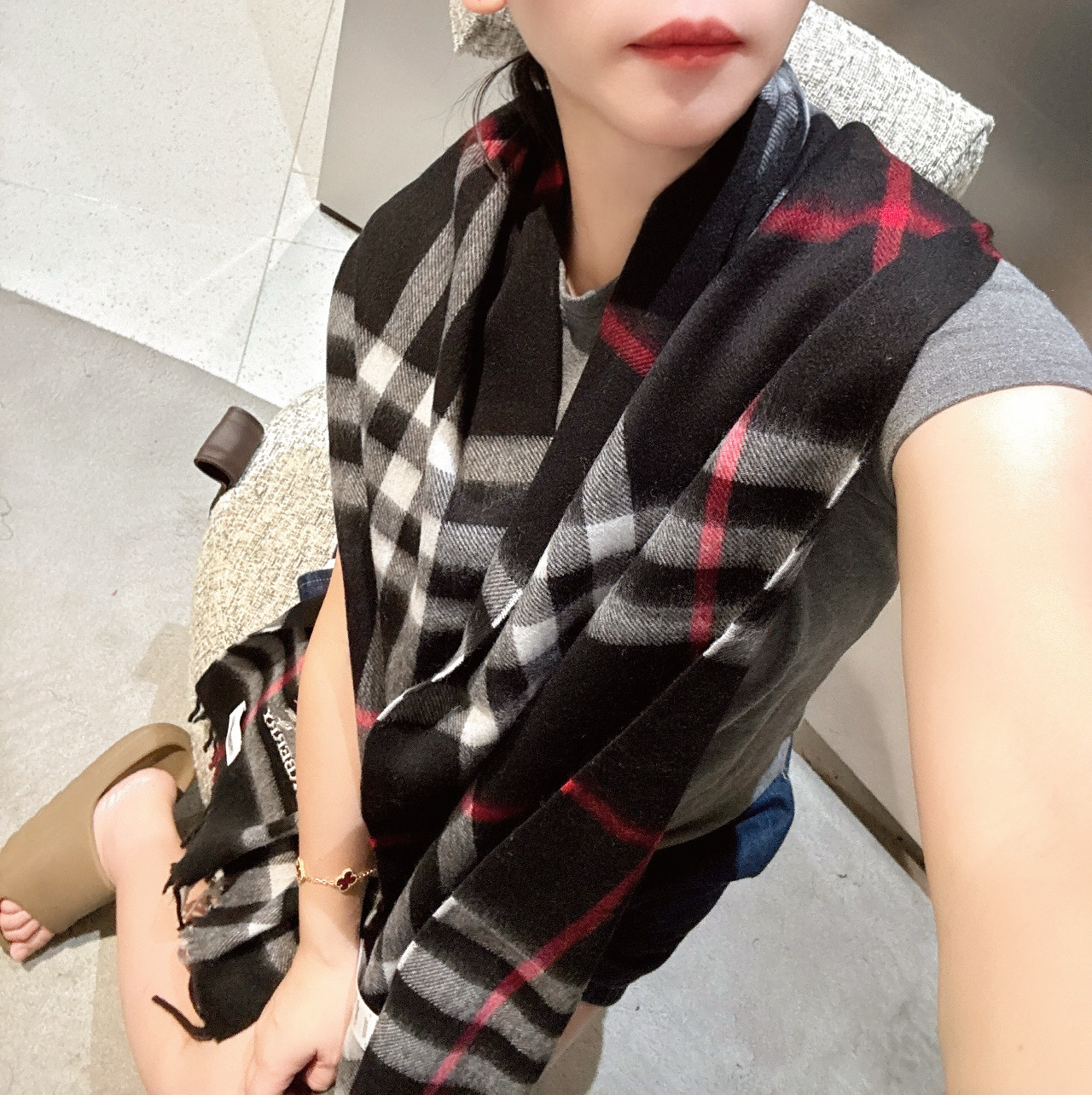 。巴宝莉 新款👏👏超级有品百搭的款，。绝对质量好到爆的超值❗️最新出口🇬🇧男女羊绒围巾.手感细腻度非常好