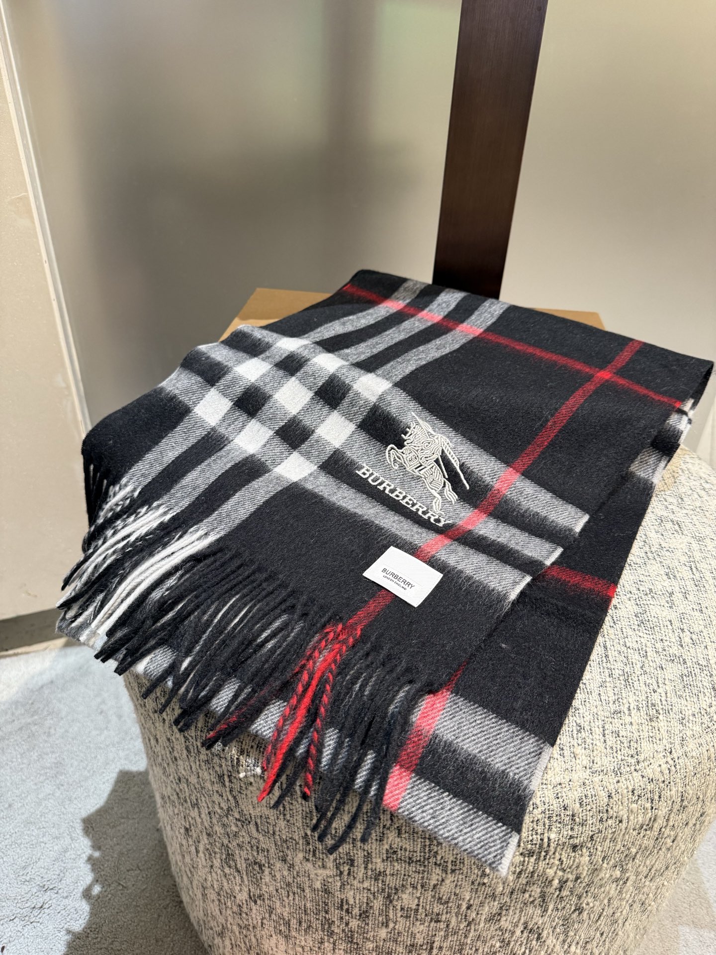 。巴宝莉 新款👏👏超级有品百搭的款，。绝对质量好到爆的超值❗️最新出口🇬🇧男女羊绒围巾.手感细腻度非常好