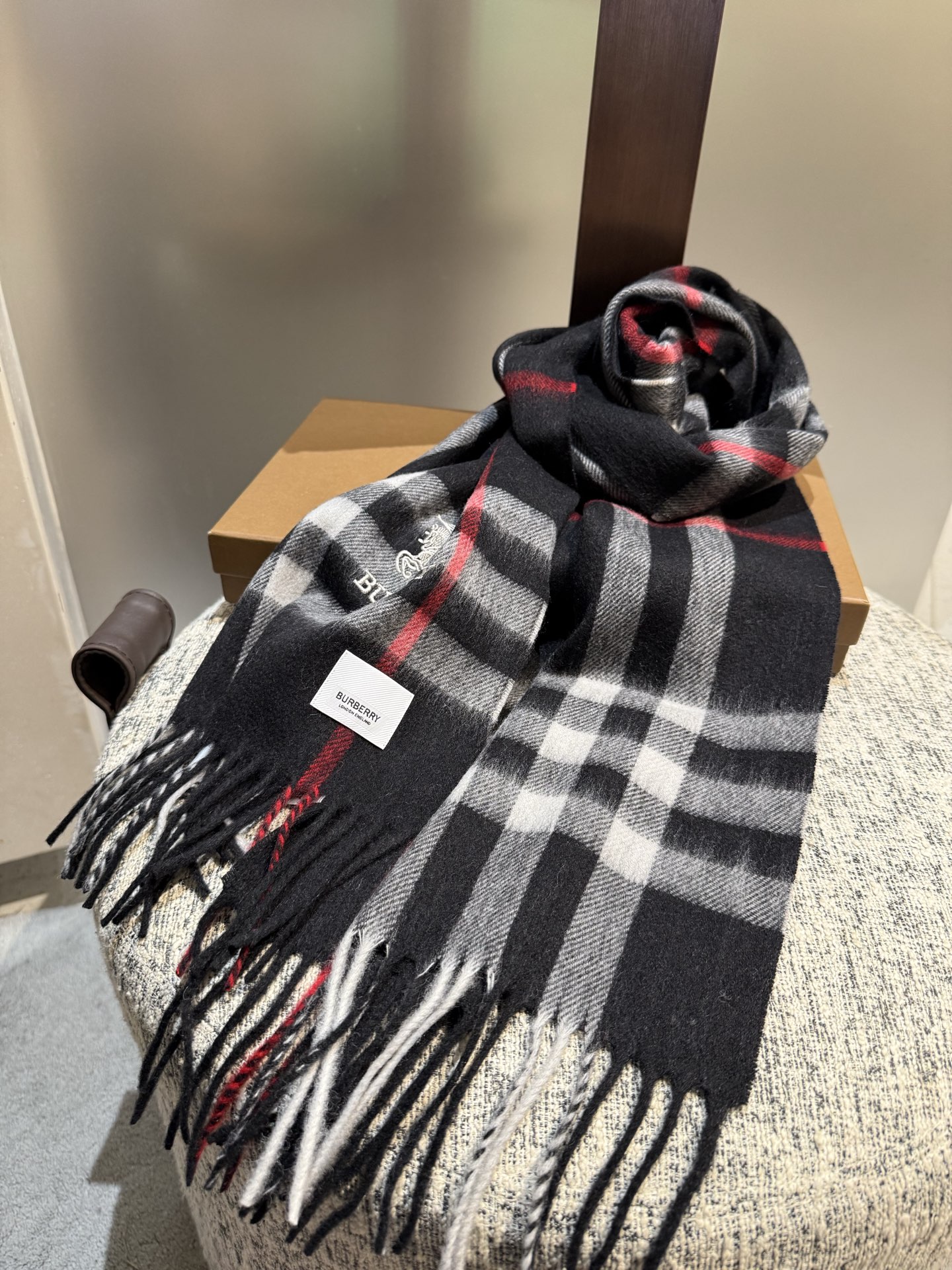 。巴宝莉 新款👏👏超级有品百搭的款，。绝对质量好到爆的超值❗️最新出口🇬🇧男女羊绒围巾.手感细腻度非常好