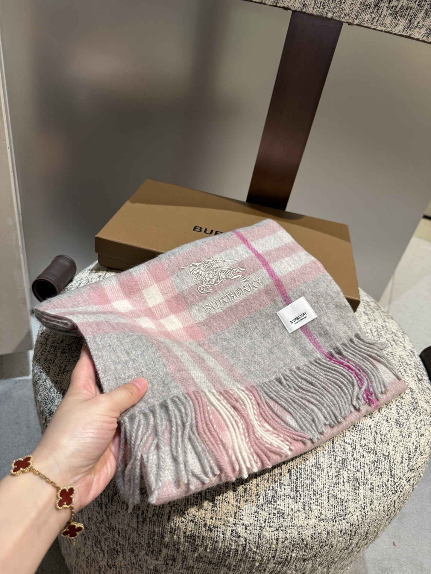 。巴宝莉 新款👏👏超级有品百搭的款，。绝对质量好到爆的超值❗️最新出口🇬🇧男女羊绒围巾.手感细腻度非常好