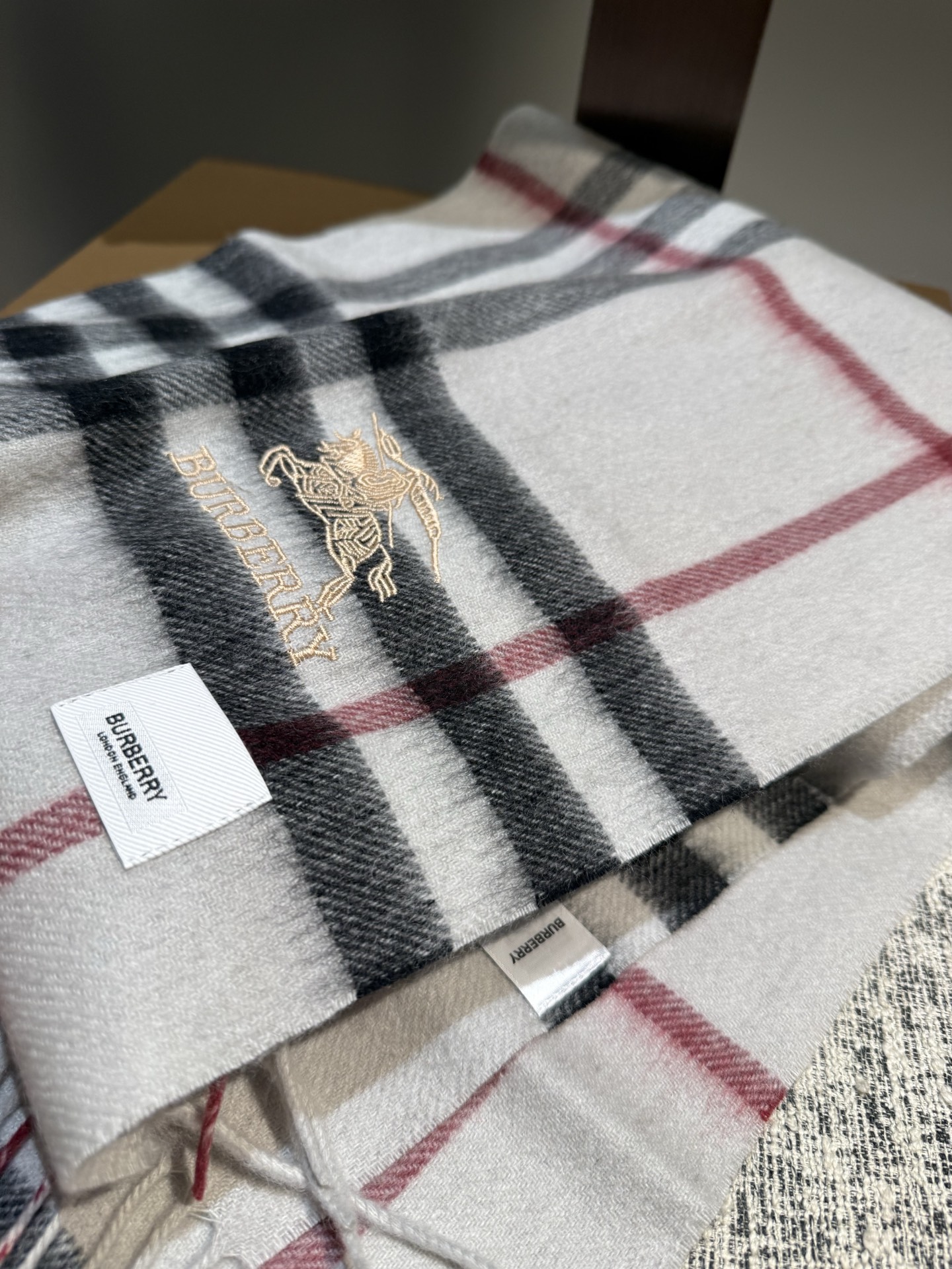 。巴宝莉 新款👏👏超级有品百搭的款，。绝对质量好到爆的超值❗️最新出口🇬🇧男女羊绒围巾.手感细腻度非常好