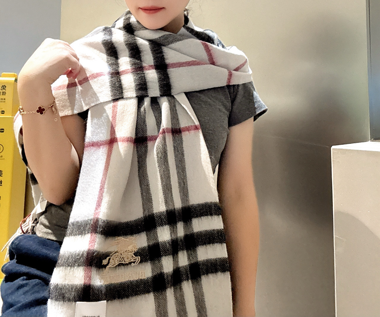。巴宝莉 新款👏👏超级有品百搭的款，。绝对质量好到爆的超值❗️最新出口🇬🇧男女羊绒围巾.手感细腻度非常好