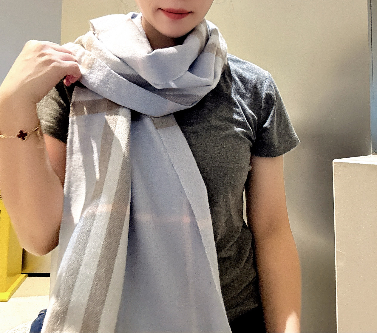 。巴宝莉 新款👏👏超级有品百搭的款，。绝对质量好到爆的超值❗️最新出口🇬🇧男女羊绒围巾.手感细腻度非常好