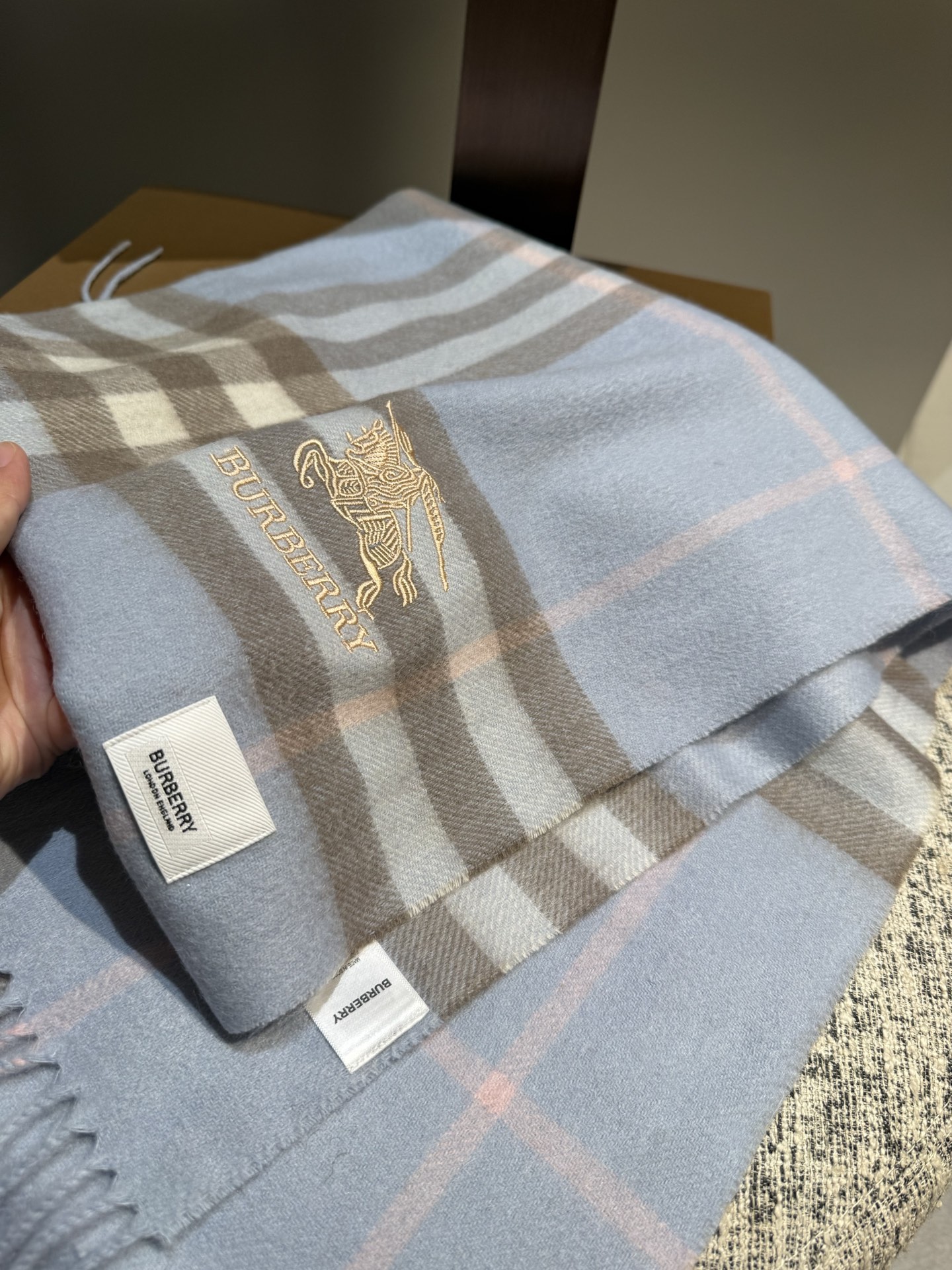 。巴宝莉 新款👏👏超级有品百搭的款，。绝对质量好到爆的超值❗️最新出口🇬🇧男女羊绒围巾.手感细腻度非常好