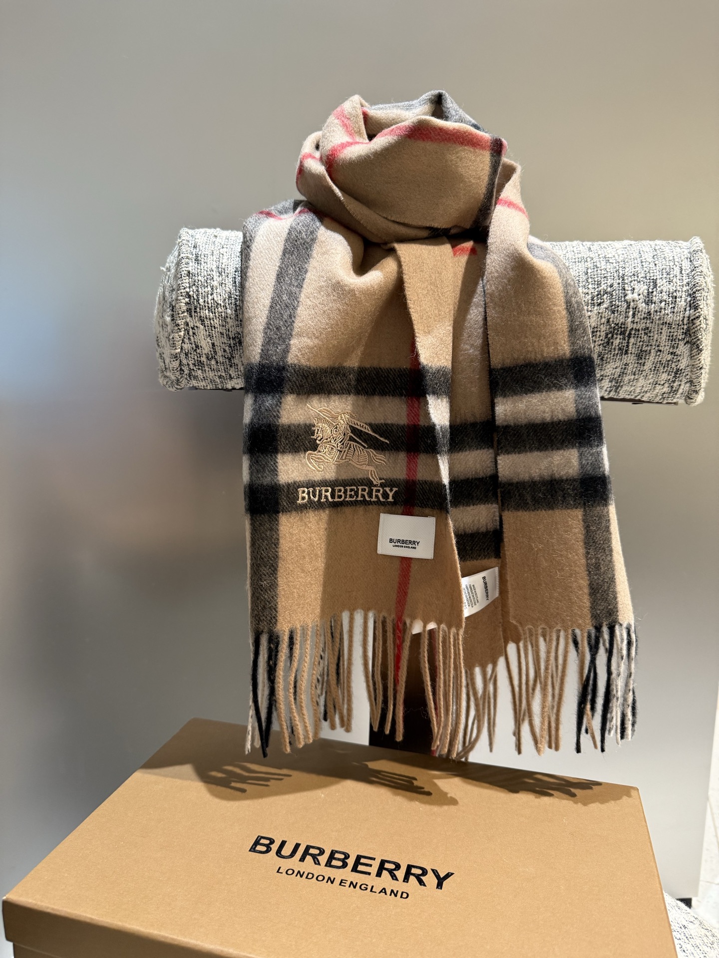 。巴宝莉 新款👏👏超级有品百搭的款，。绝对质量好到爆的超值❗️最新出口🇬🇧男女羊绒围巾.手感细腻度非常好