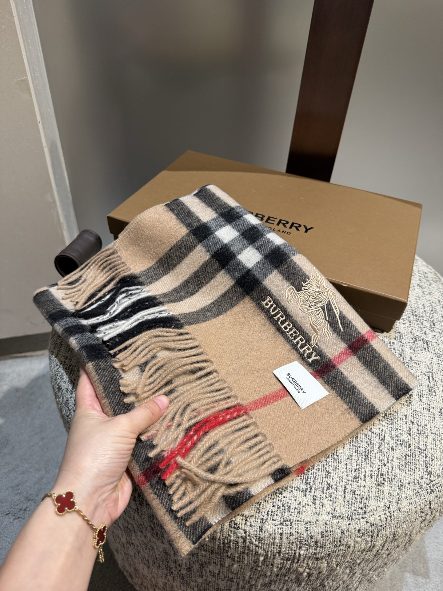 。巴宝莉 新款👏👏超级有品百搭的款，。绝对质量好到爆的超值❗️最新出口🇬🇧男女羊绒围巾.手感细腻度非常好