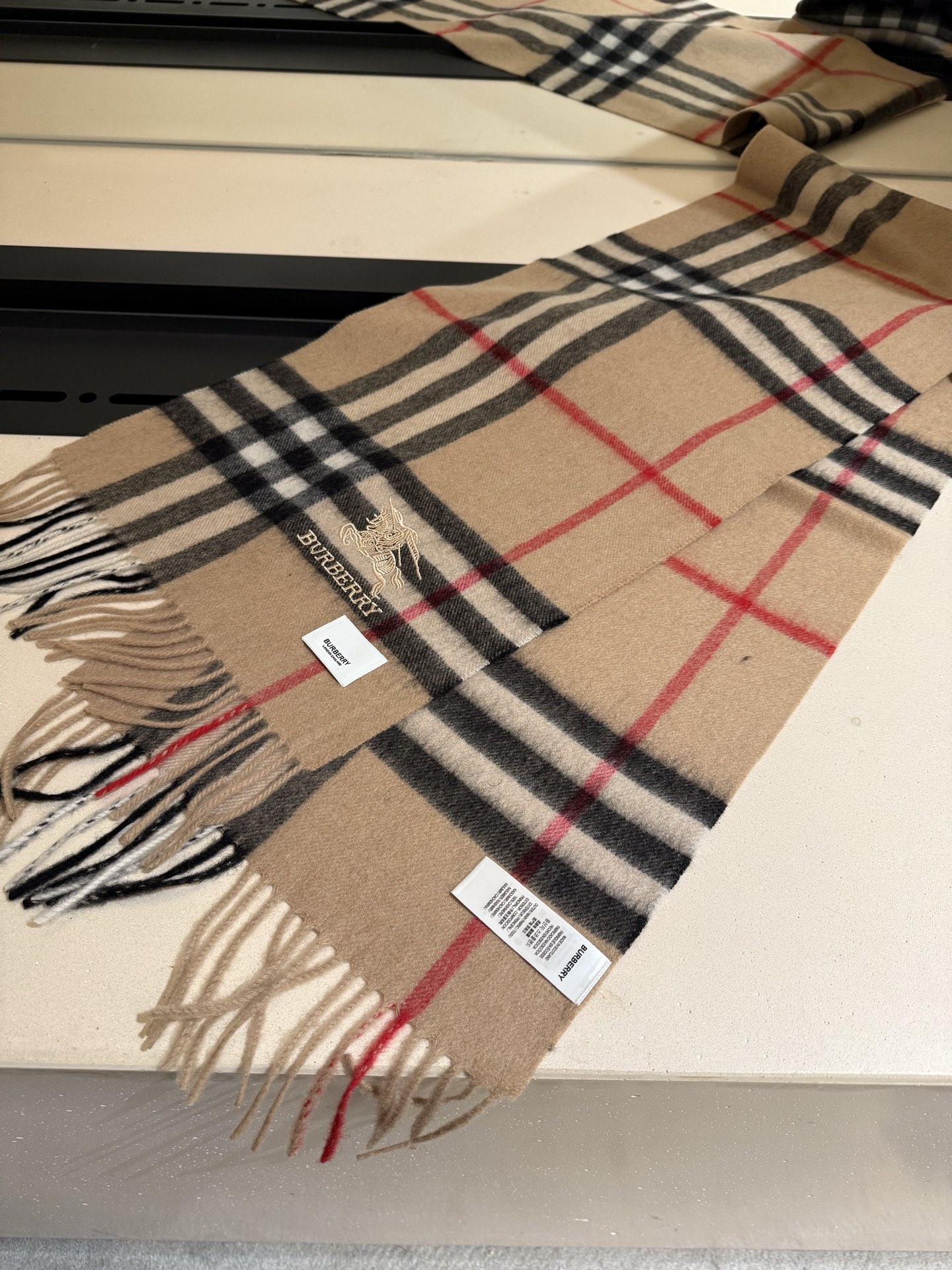 。巴宝莉 新款👏👏超级有品百搭的款，。绝对质量好到爆的超值❗️最新出口🇬🇧男女羊绒围巾.手感细腻度非常好