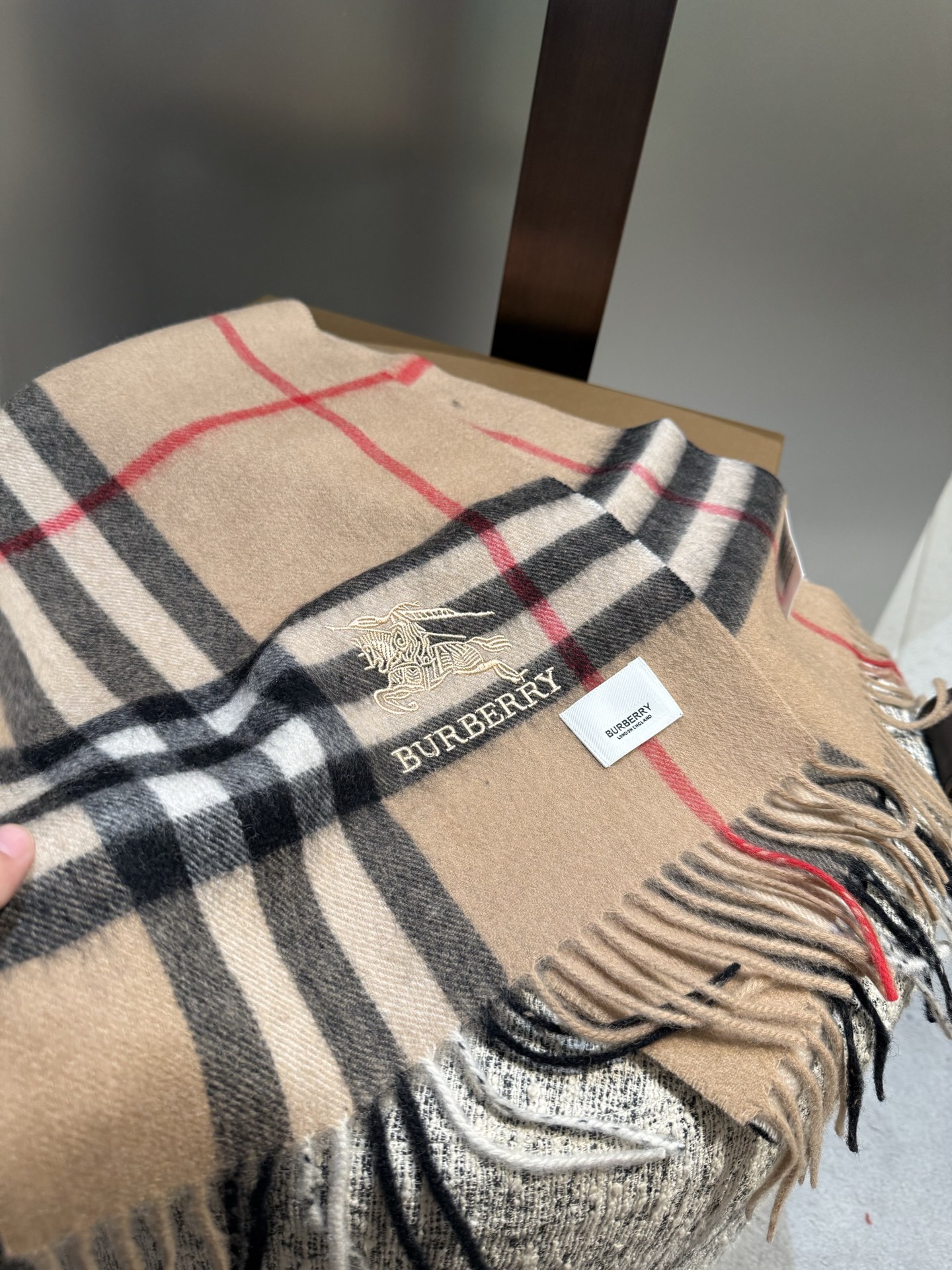 。巴宝莉 新款👏👏超级有品百搭的款，。绝对质量好到爆的超值❗️最新出口🇬🇧男女羊绒围巾.手感细腻度非常好