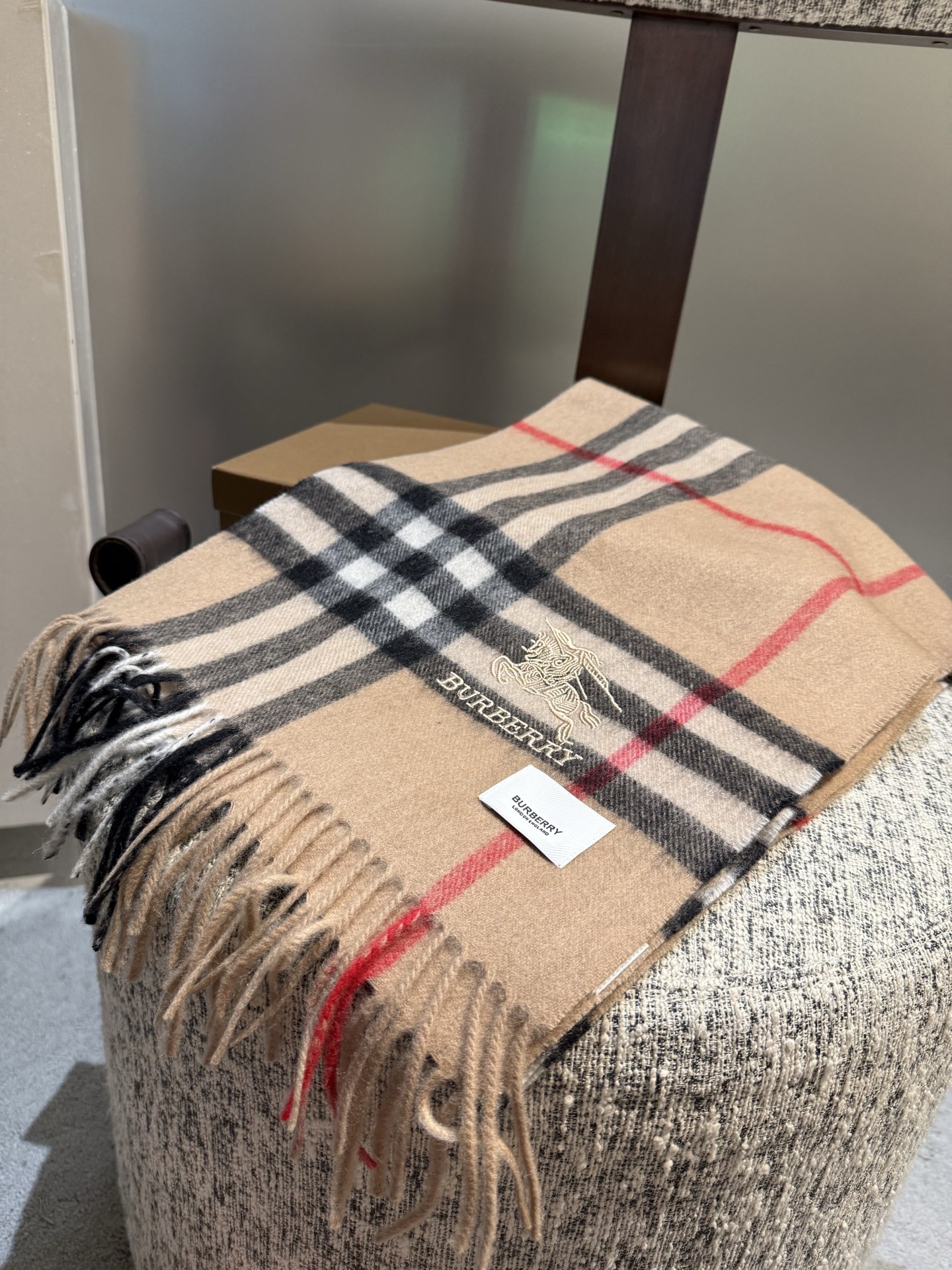 。巴宝莉 新款👏👏超级有品百搭的款，。绝对质量好到爆的超值❗️最新出口🇬🇧男女羊绒围巾.手感细腻度非常好