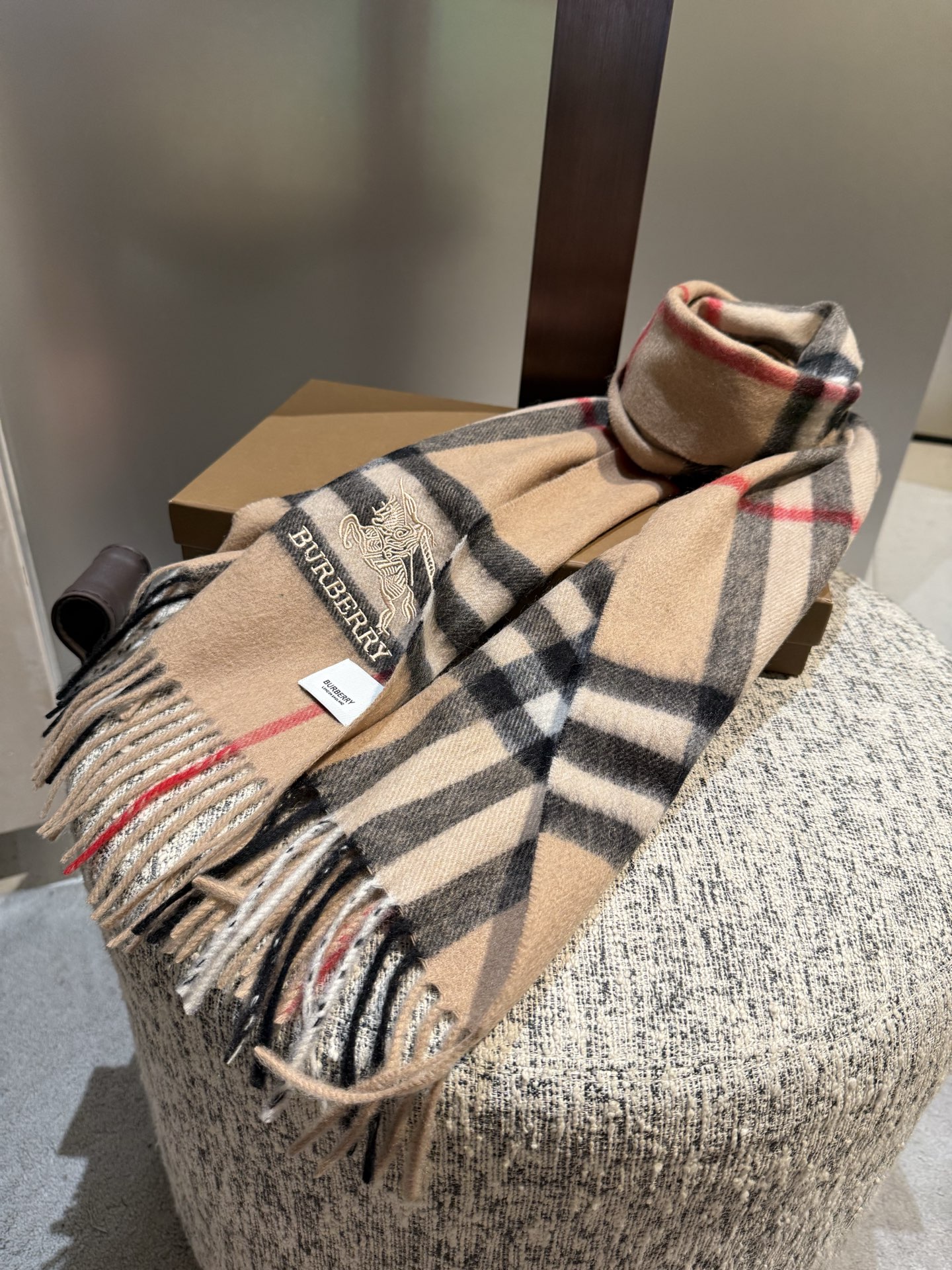 。巴宝莉 新款👏👏超级有品百搭的款，。绝对质量好到爆的超值❗️最新出口🇬🇧男女羊绒围巾.手感细腻度非常好