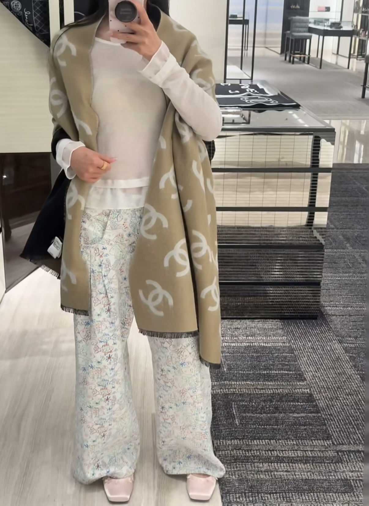 。 最新款Chanel25b黑白披肩🧣🧣🧣满logo的披肩真的太爱了！识别度超高而且在空调房里披着真的刚