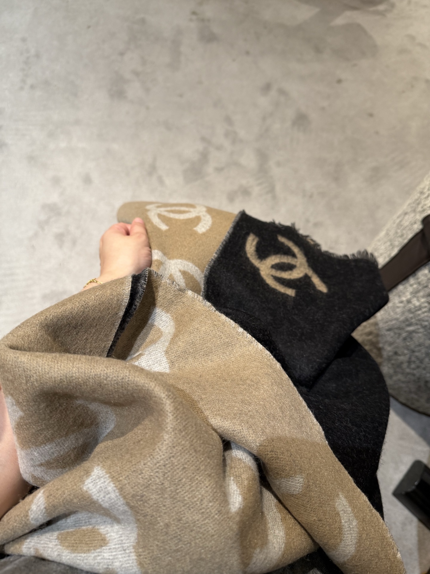 。 最新款Chanel25b黑白披肩🧣🧣🧣满logo的披肩真的太爱了！识别度超高而且在空调房里披着真的刚