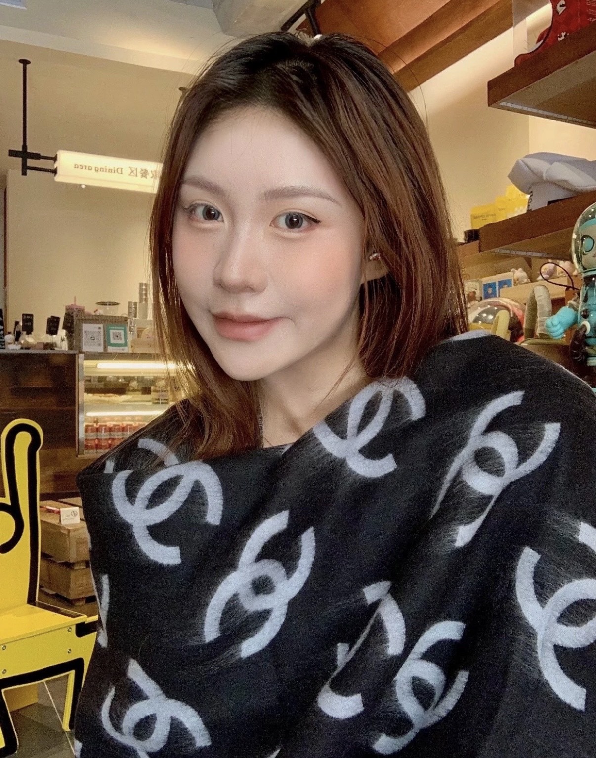 。 最新款Chanel25b黑白披肩🧣🧣🧣满logo的披肩真的太爱了！识别度超高而且在空调房里披着真的刚