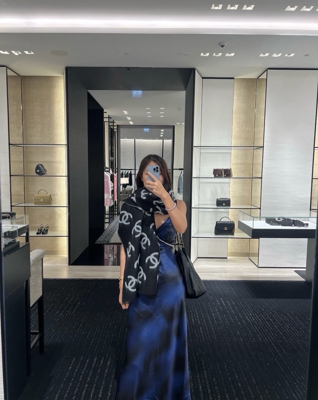 。 最新款Chanel25b黑白披肩🧣🧣🧣满logo的披肩真的太爱了！识别度超高而且在空调房里披着真的刚