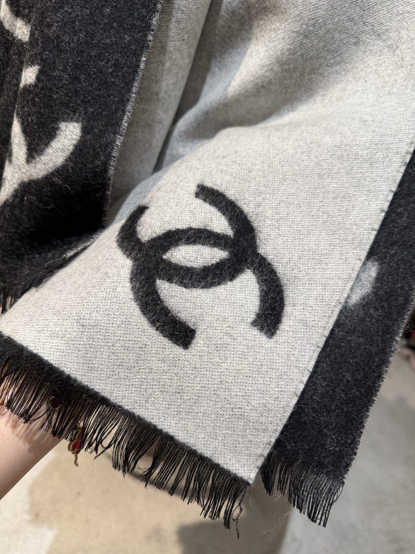 。 最新款Chanel25b黑白披肩🧣🧣🧣满logo的披肩真的太爱了！识别度超高而且在空调房里披着真的刚
